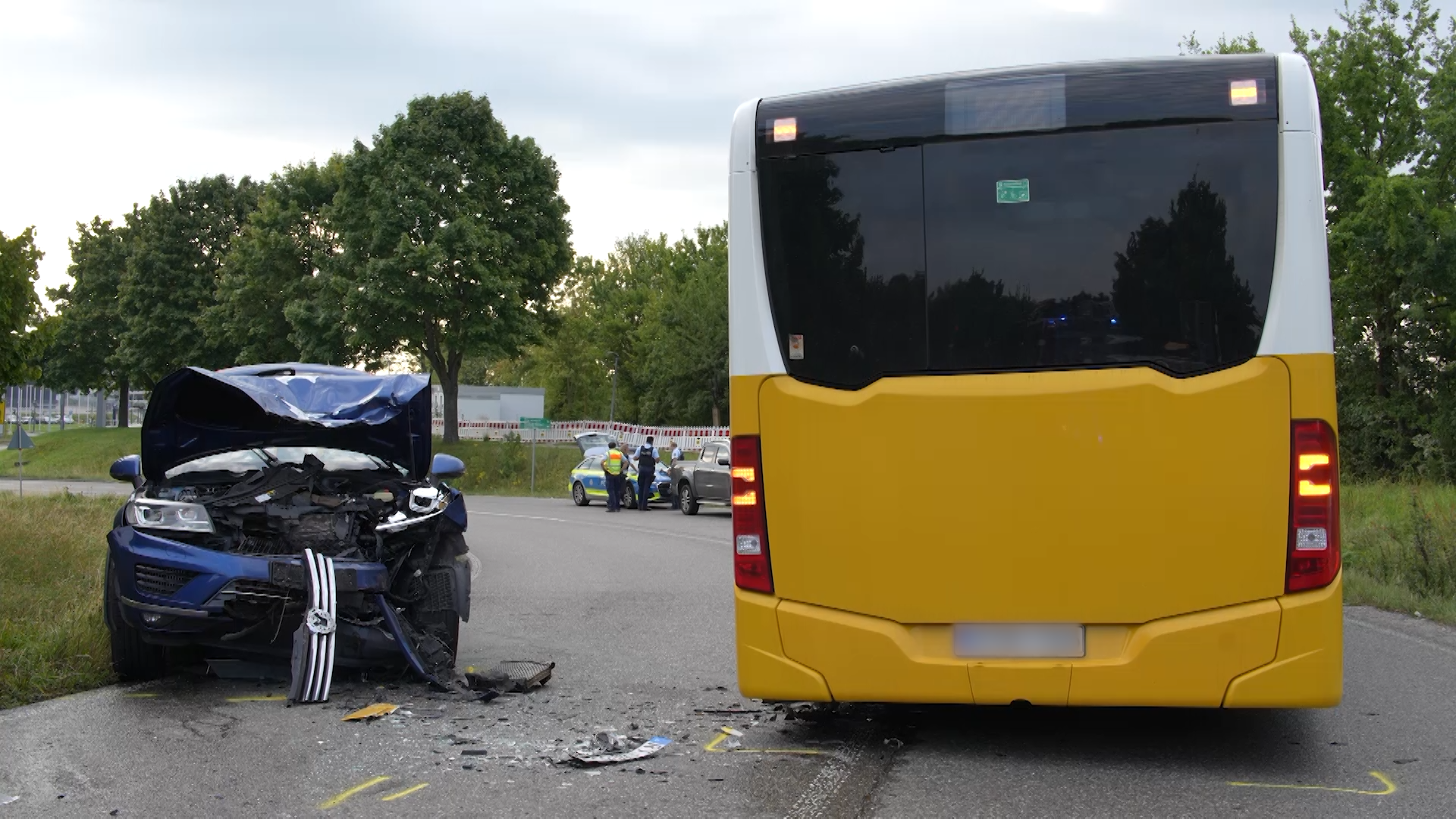 Video: Bus kollidiert mit PKW – mehrere Personen verletzt