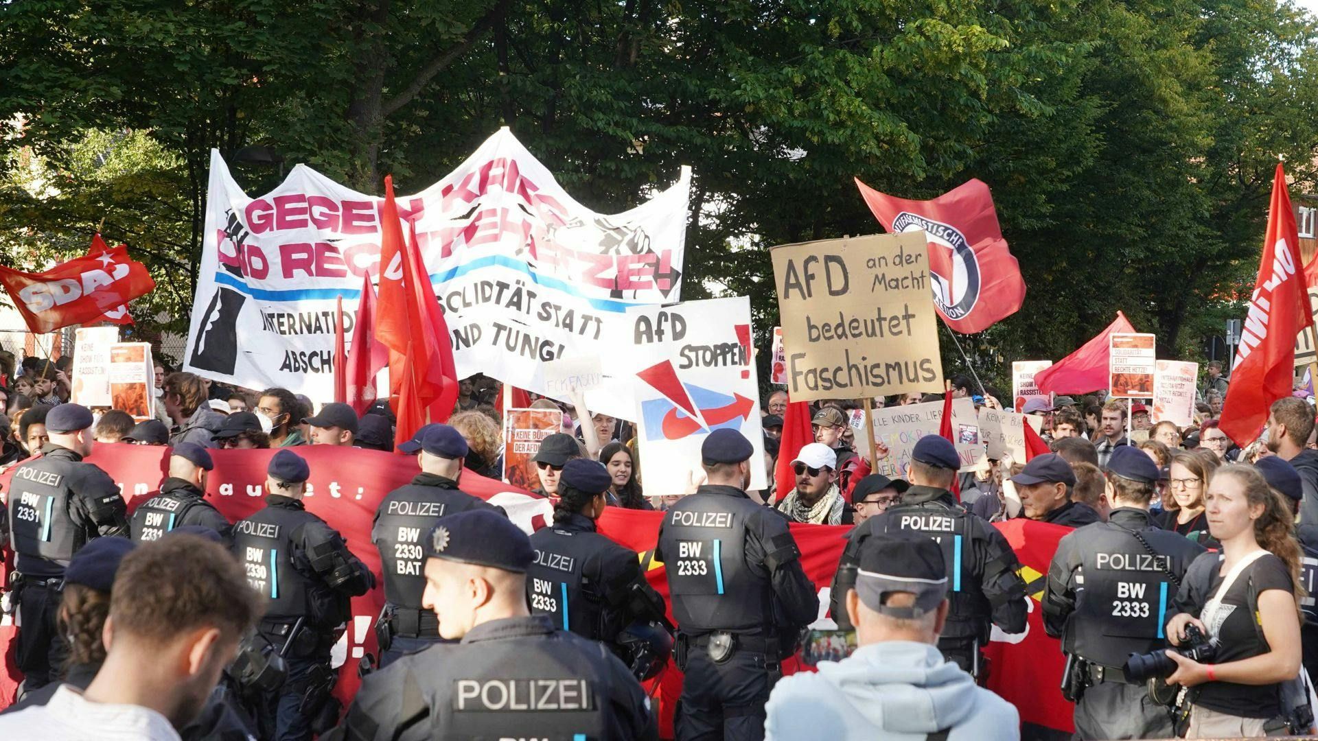 Video: Mehr als 1000 Demonstranten bei Streitgespräch zwischen Plamer und Frohnmeier
