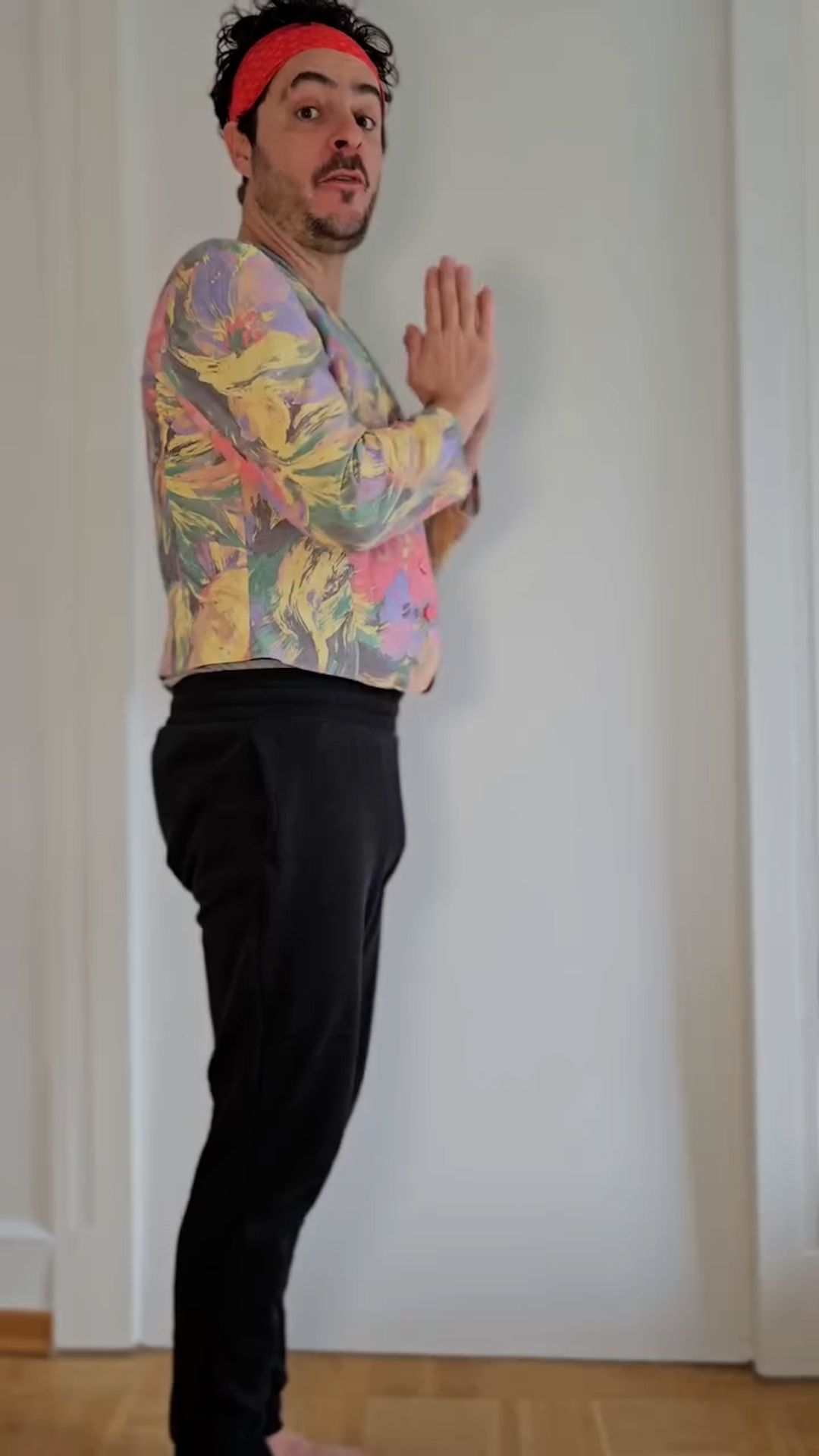 „Brezelgruß“: Schauspieler nimmt Stuttgarts Yoga-Szene auf die Schippe