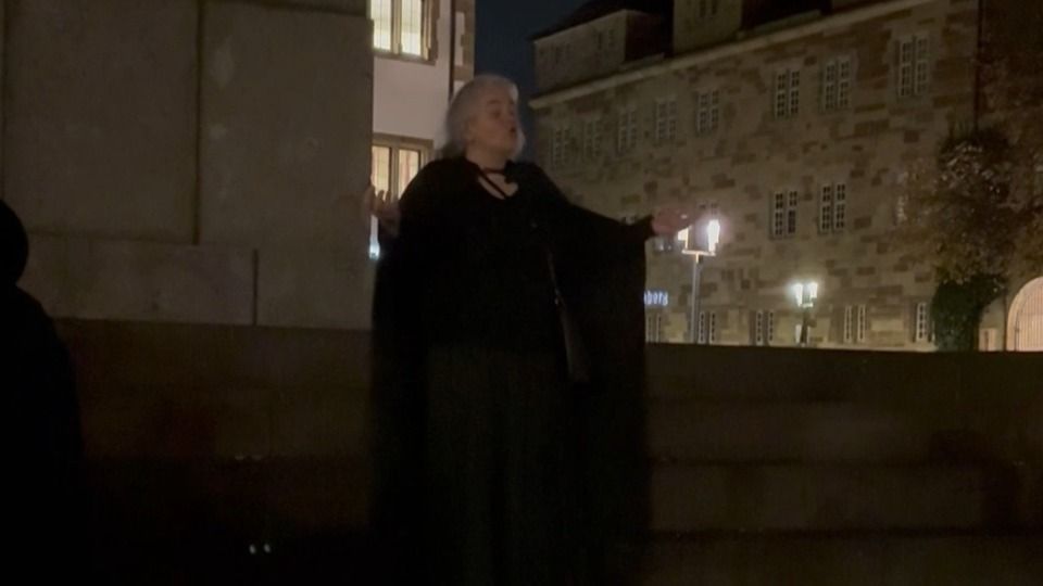 Video: Diese Geisterführerin bringt Stuttgart zum Gruseln