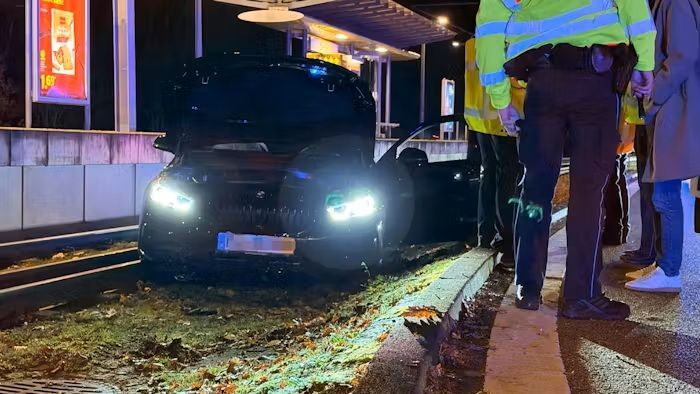 Video: BMW landet nach Kollision im Gleisbett – Stau im Abendverkehr