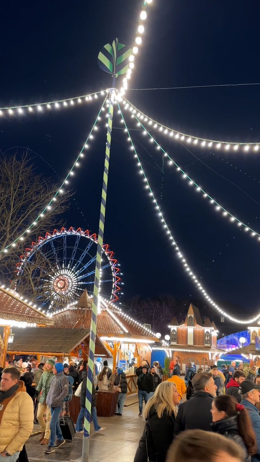 Video: Wintertraum auf dem Schlossplatz ist eröffnet