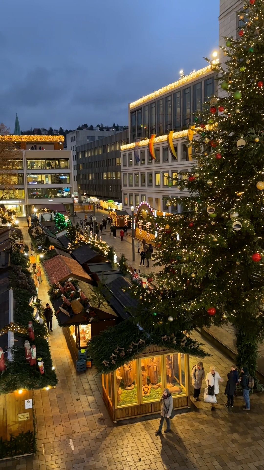Video: Weihnachtsmarkt in Stuttgart funkelt wieder
