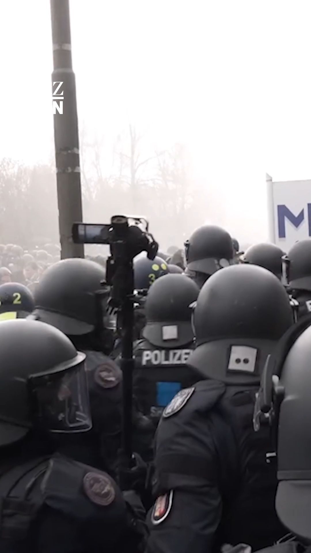 Video: Wasserwerfer & Rangeleien: Bilanz zu Demos gegen AfD-Jugend in Gießen