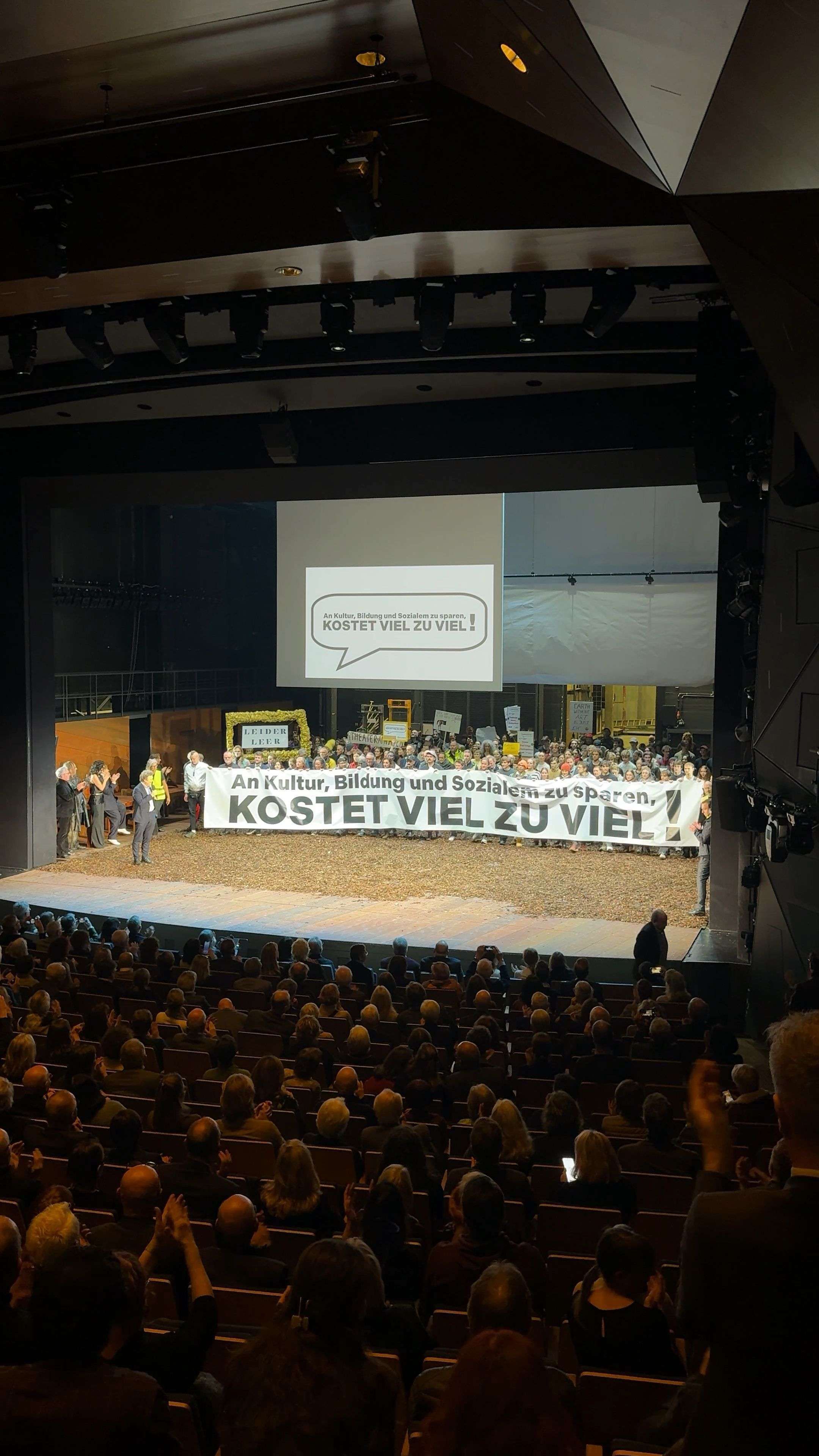 Hunderte-Kulturschaffende-protestieren-auf-Theaterb-hne-in-Stuttgart