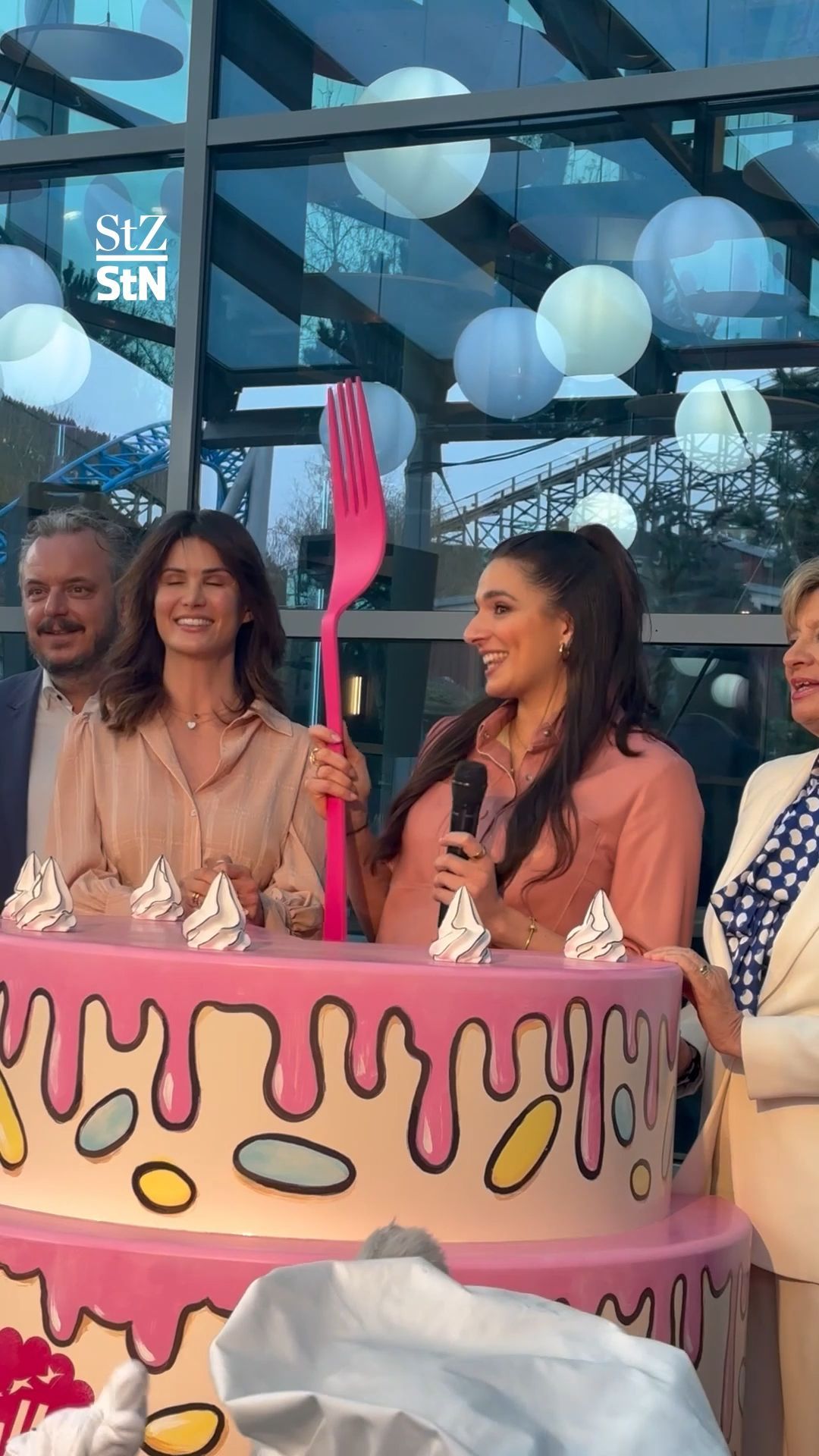 Video: Food-Influencerin eröffnet eigenes Café im Europa-Park