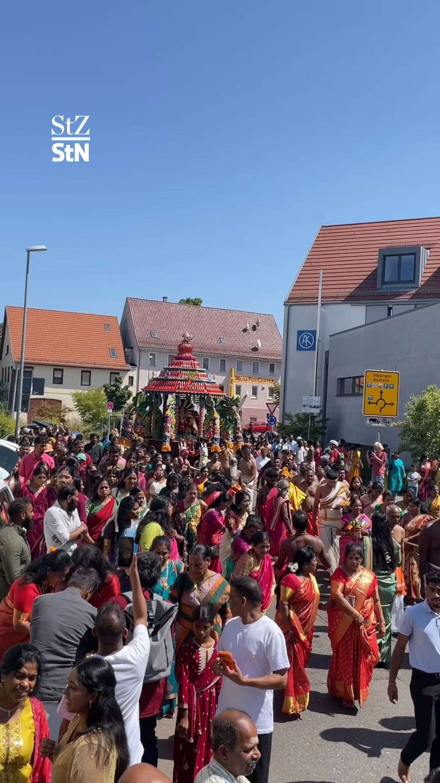Video: Hunderte Hinduisten ziehen durch Kirchheim unter Teck