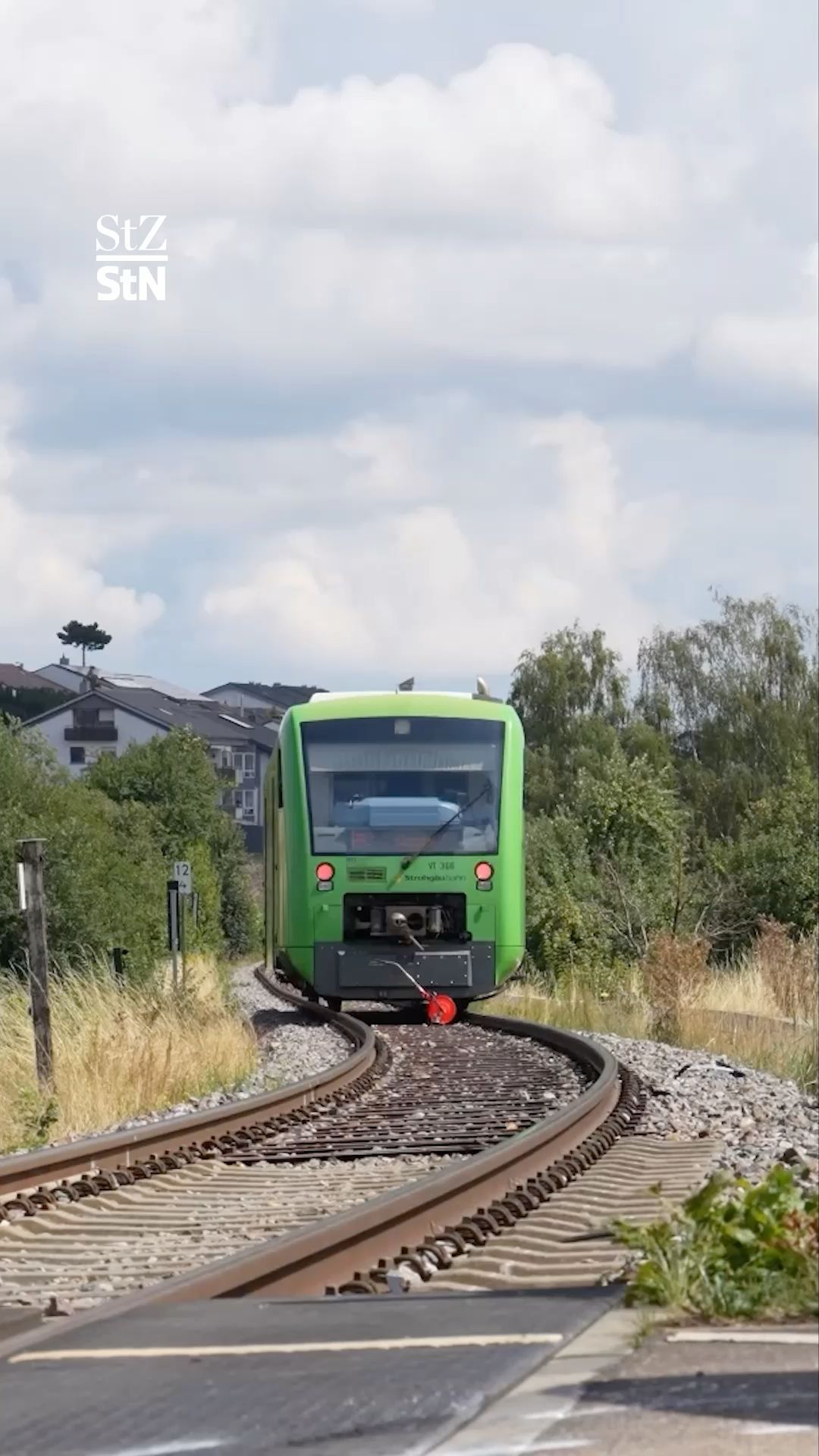 Video: Autofahrer übersieht heranfahrenden Zug im Kreis Ludwigsburg