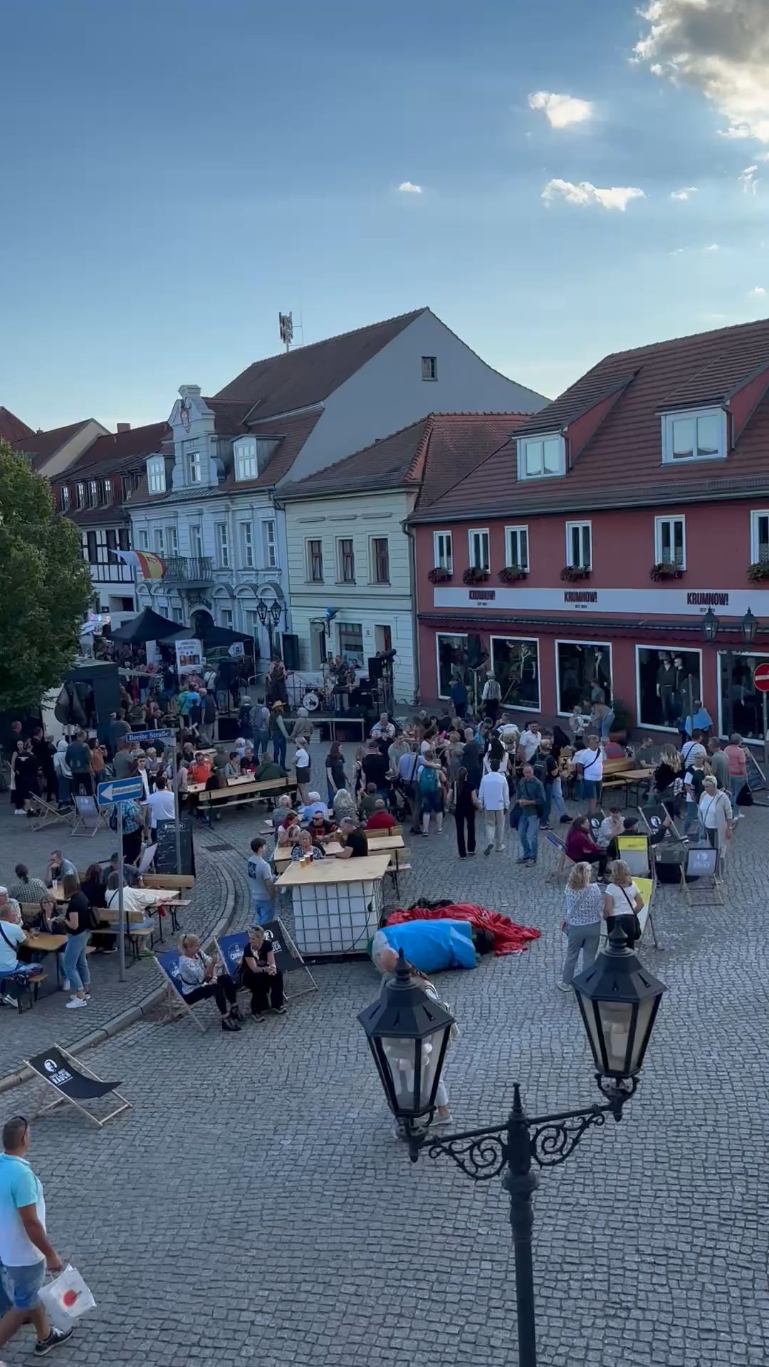 Video: Tausende feiern die Shoppingnacht in Beeskow
