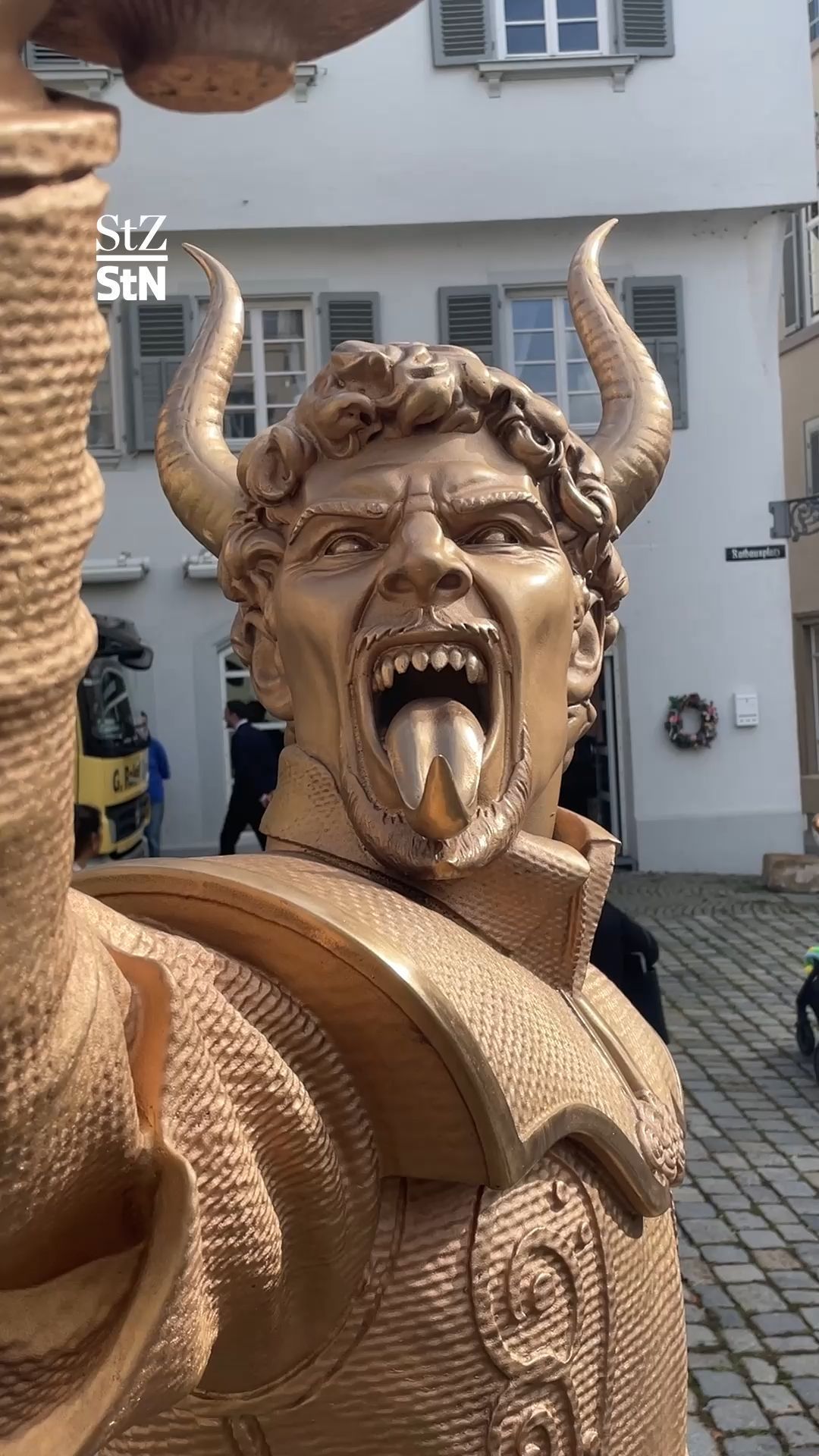 Video: Heftige Debatte um neue Teufels-Statue in Esslingen - Kirchen äußern sich