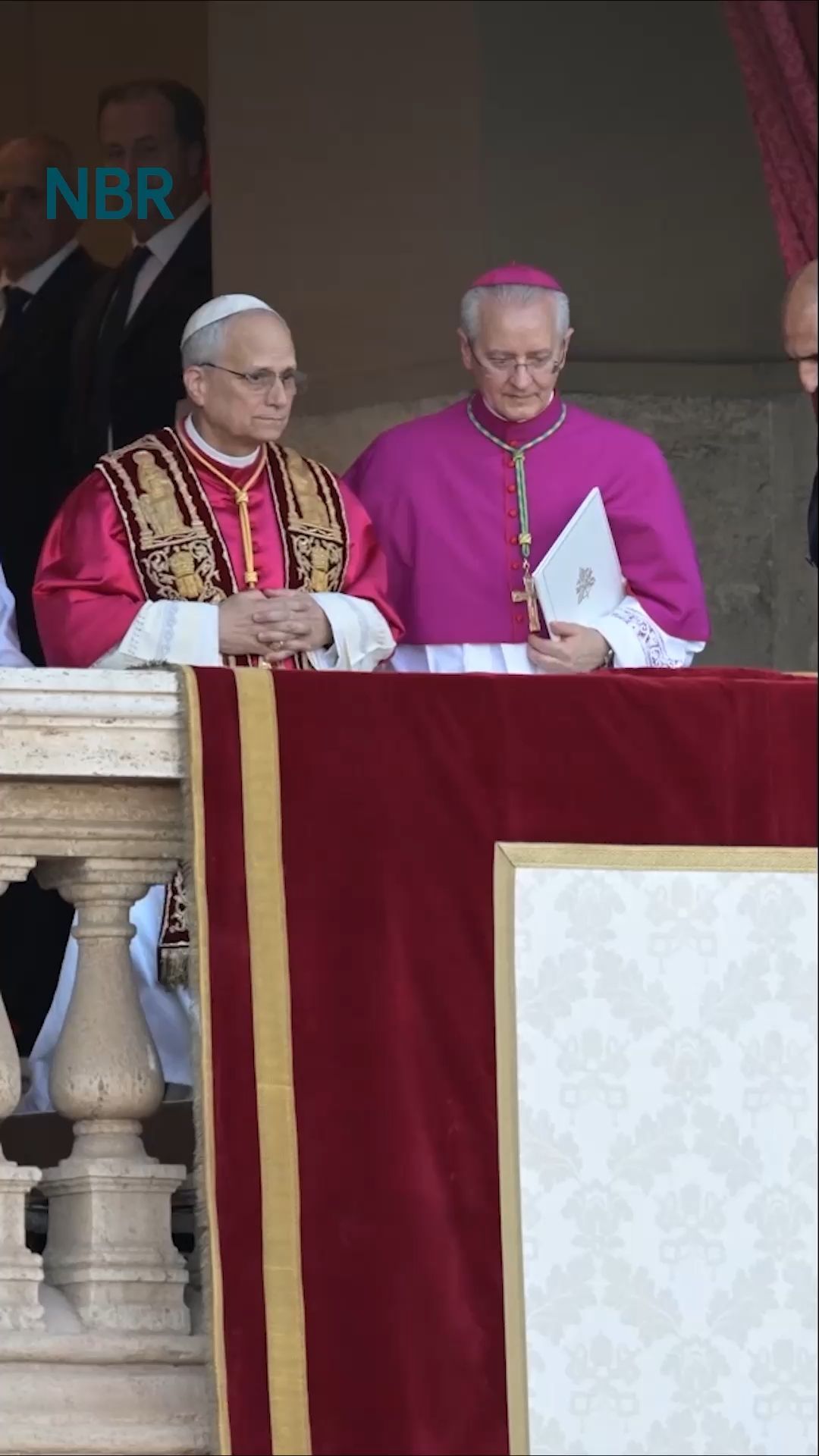 Video: Knoten in der Lunge! Papst Leo muss operiert werden