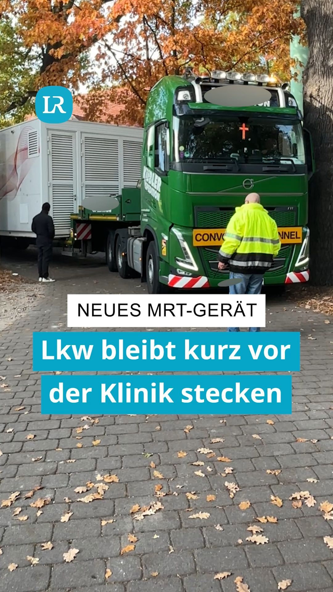 Transport mit neuem MRT fährt sich an der Lausitz Klinik fest