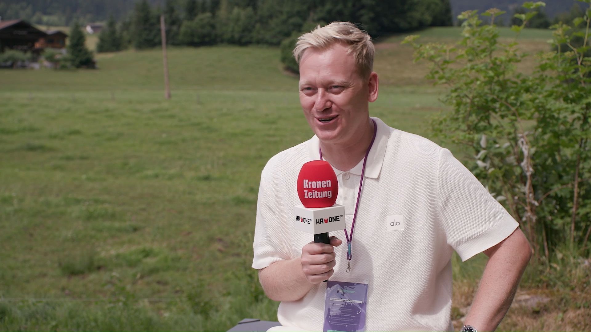 Knossi: Lightning answers from the entertainment professional!