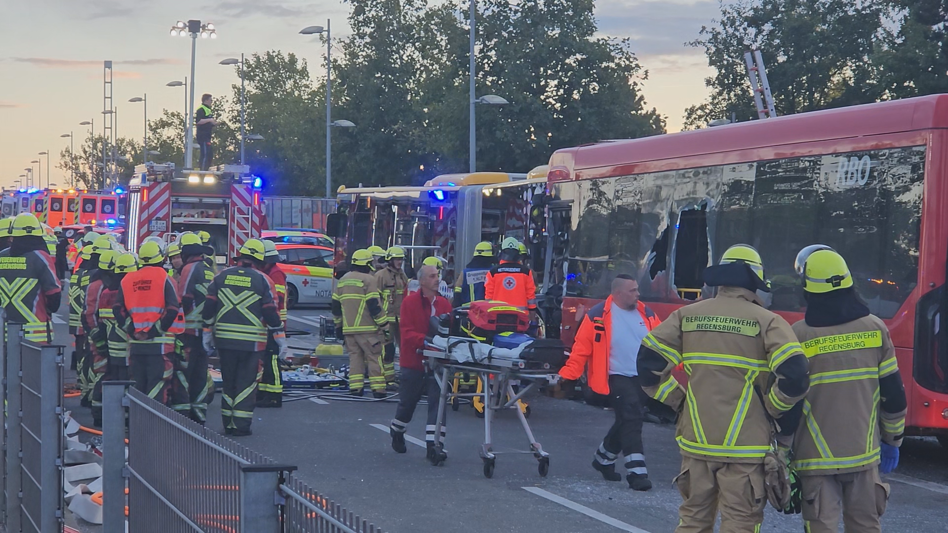 Regensburg: Unfall mit zwei Linienbussen beim DEZ - Video