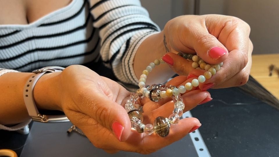 Katrin Ponath stellt Schmuck aus Pferdehaaren her