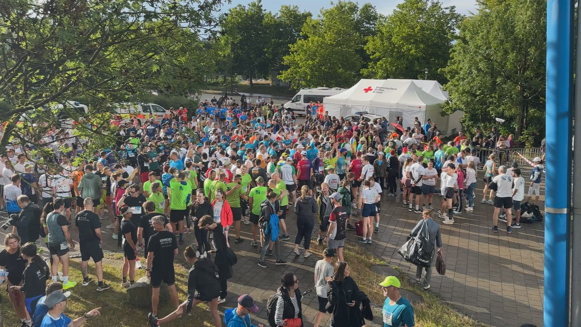 Video: Regen weg, Laufschuhe an: 3000 Teilnehmer bei REWAG-Firmenlauf in Regensburg