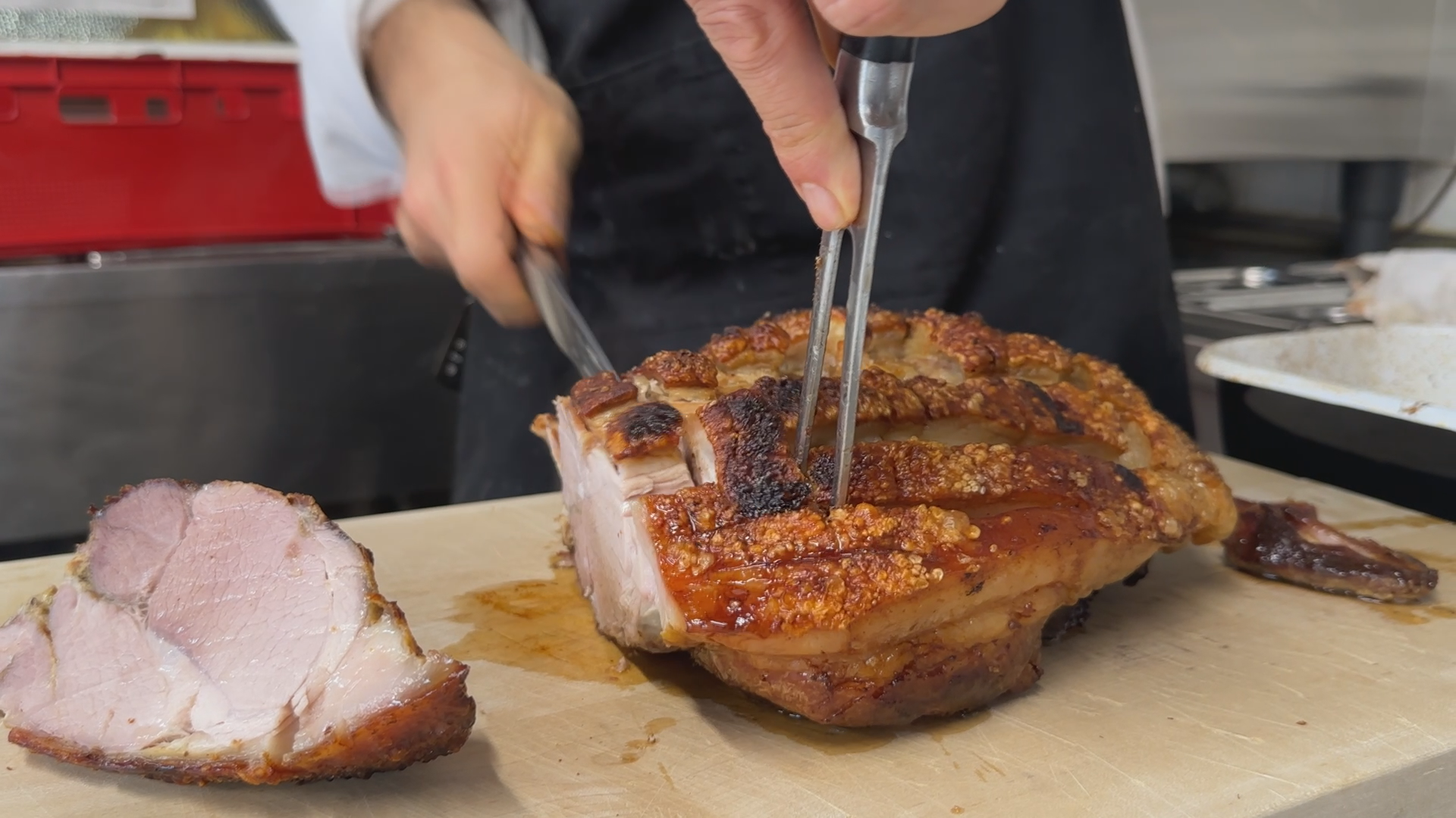 Video: Eilsbrunner Wirt Muk Röhrl zeigt, wie der perfekte Schweinebraten gelingt