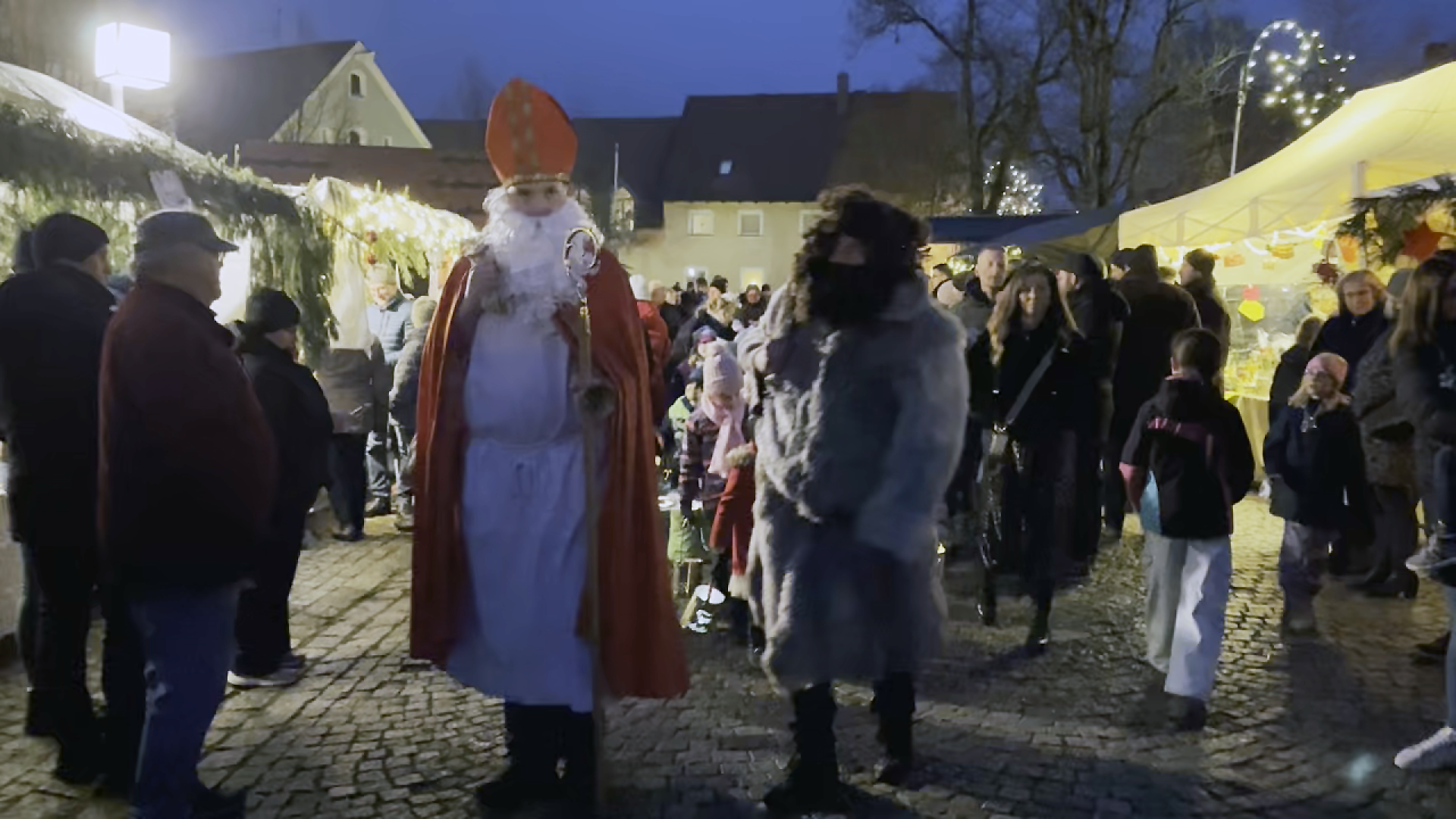 Video: Weihnachtsmarkt in Thalmässing: Nikolaus beschert Kinder