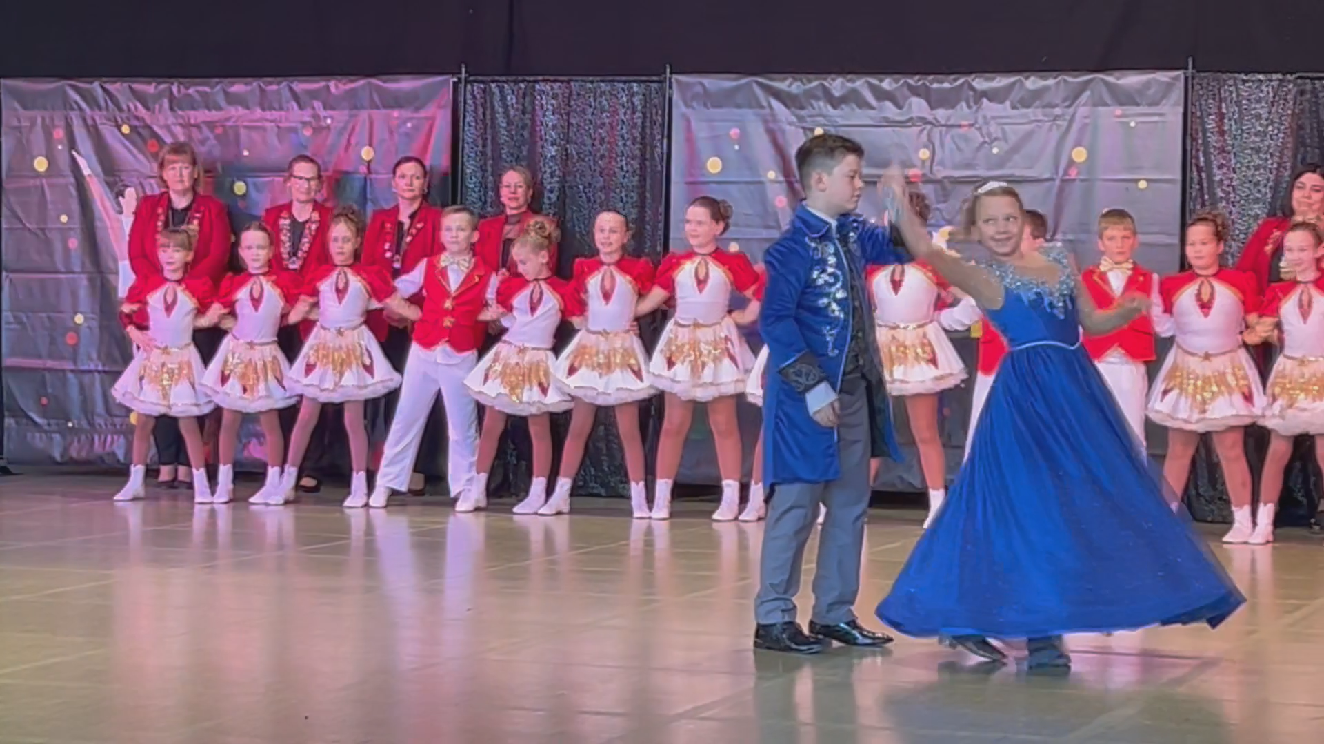 Video: Babonia hebt ab: Glitzernde Show unter dem Sternenhimmel