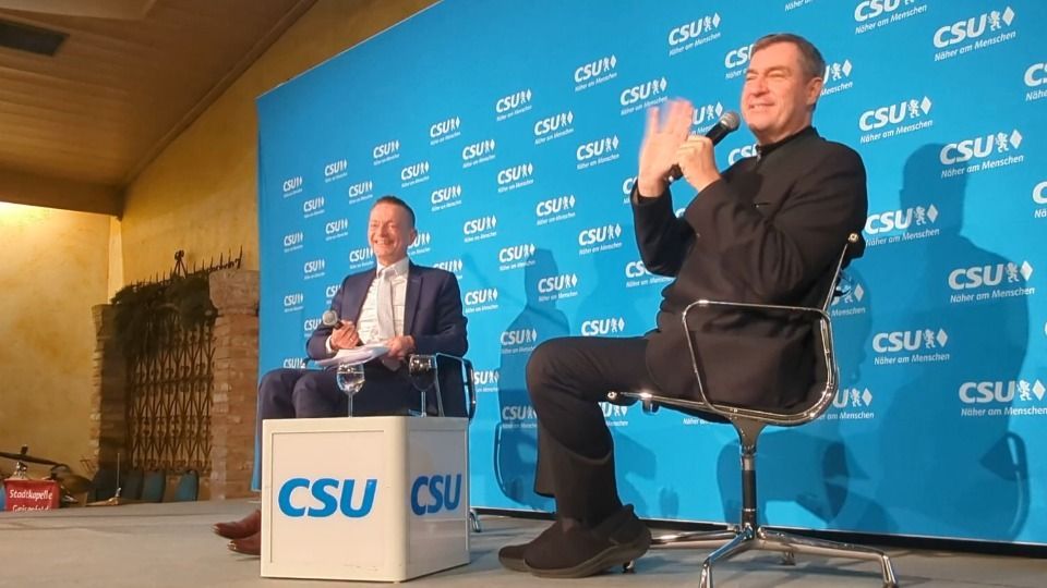 Video: Fastnacht, Fußball, Franz Josef Strauß: Launiger Markus Söder zu Besuch in Geisenfeld