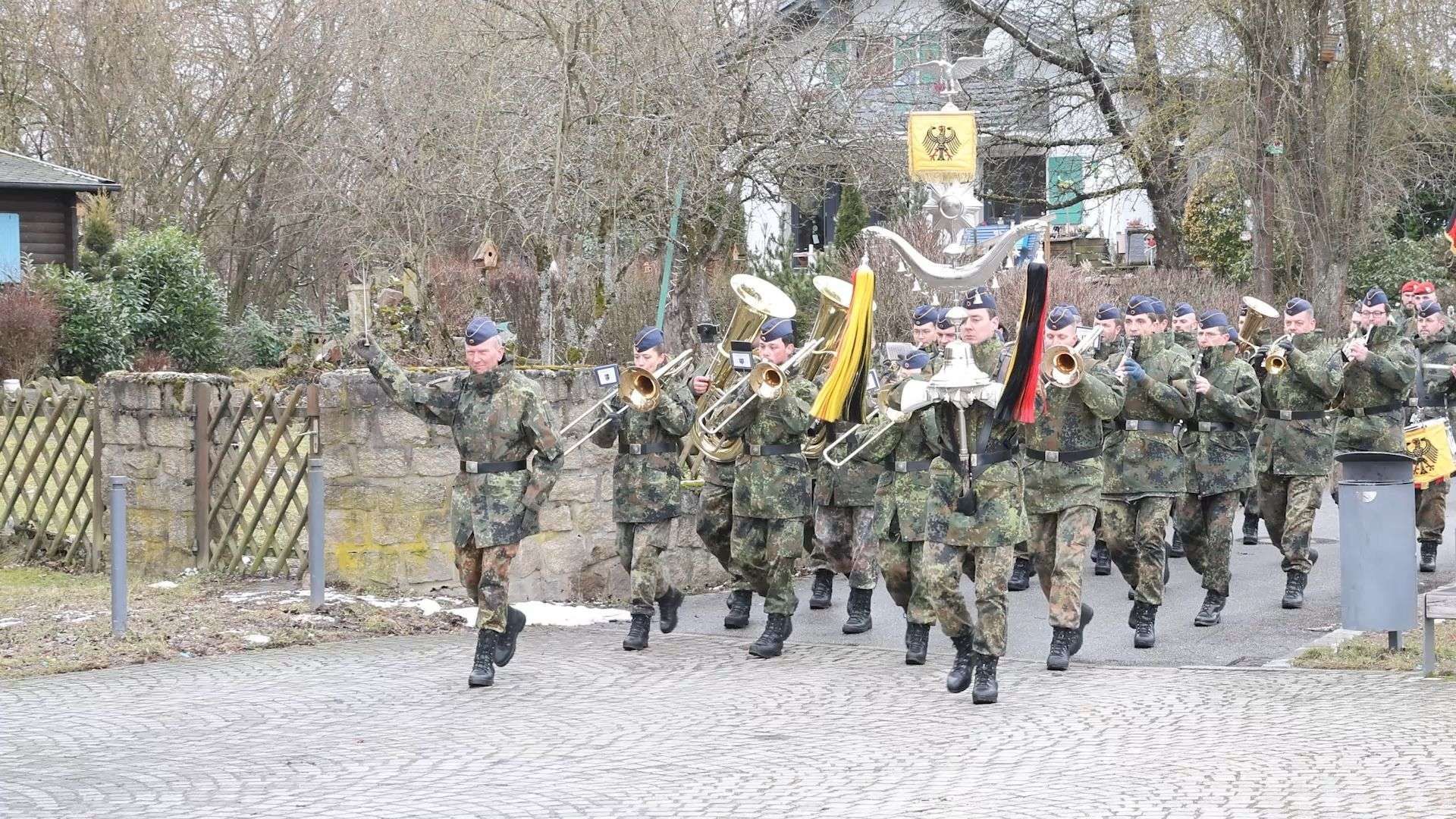 Video: Feierliches Gelöbnis von 50 Rekruten am Rodinger Volksfestplatz