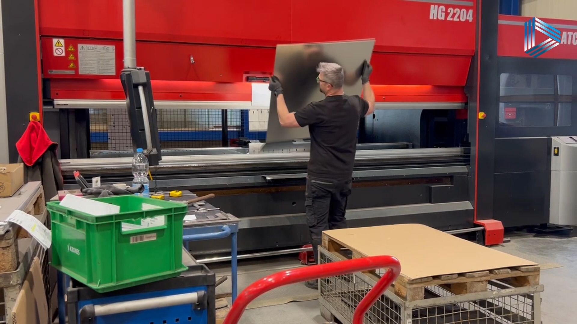 Video: Parsberger Metallbauunternehmen schnürt Investitionspaket