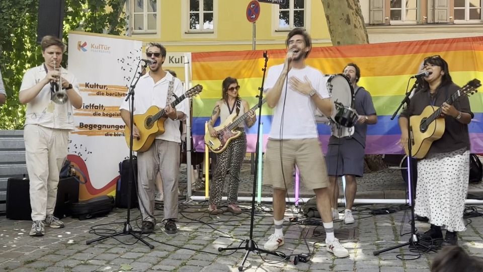 Video: Kreischalarm im Obermünsterviertel in Regensburg: Latin-Star Alvaro Soler gibt Straßenkonzert