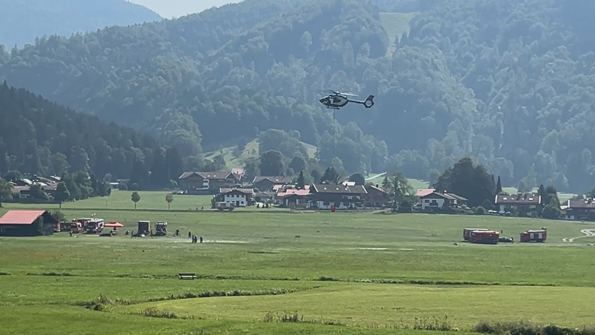 Video: Waldbrand in den Chiemgauer Alpen: Hunderte Kräfte im Einsatz