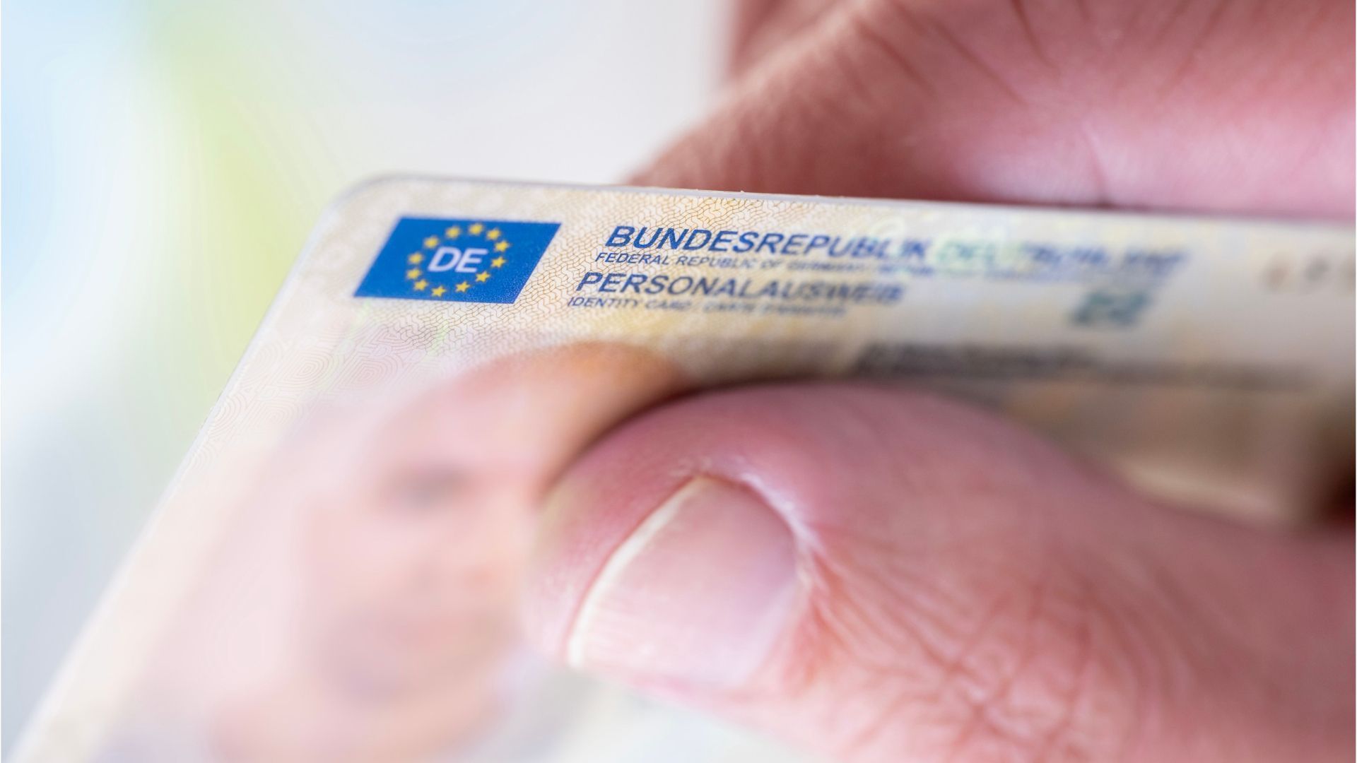 Video: Der Ausweis kommt aufs Smartphone: Was sich für Bürger ändern soll