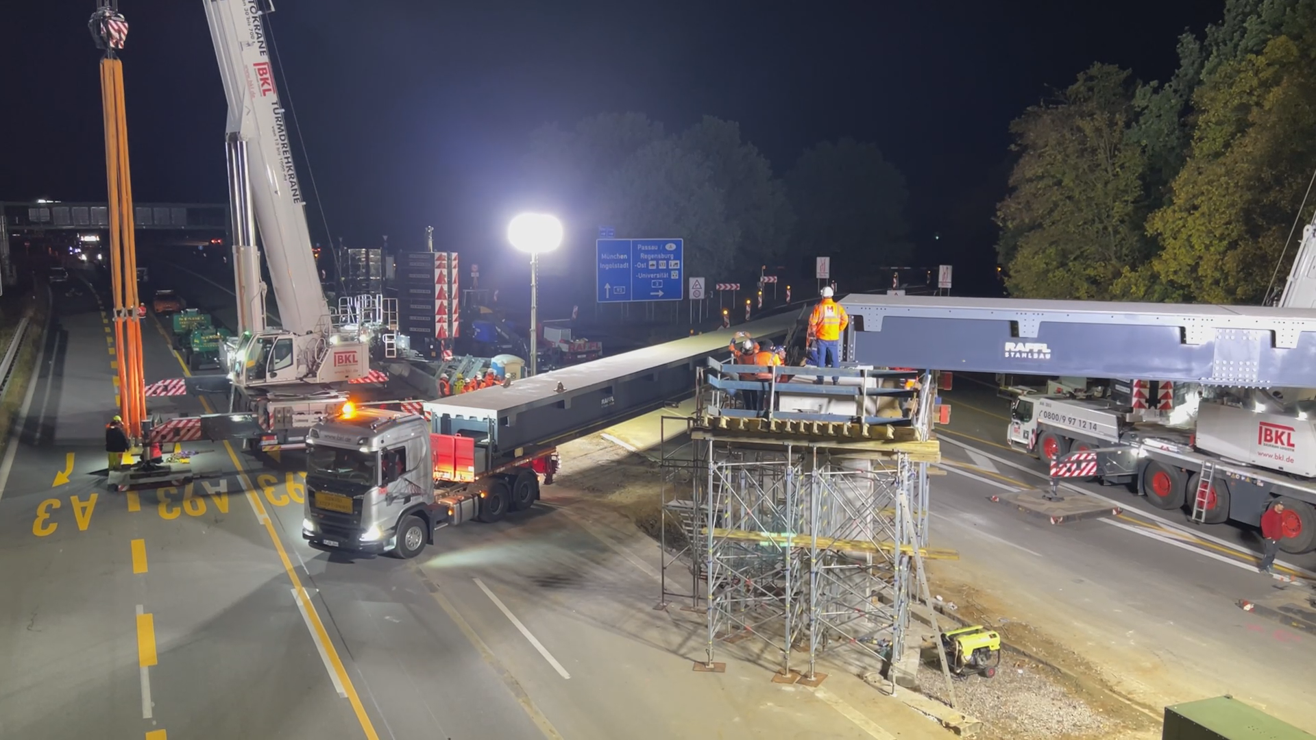 Video: Die Behelfsbrücke über die A93 steht