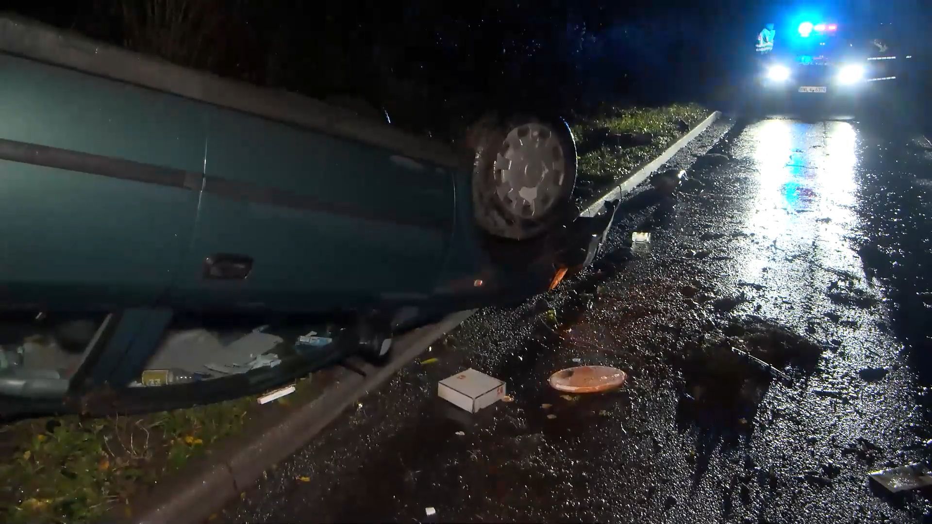 Unfall auf B 38a: Pkw-Überschlag bei regennasser Fahrbahn und Alkoholeinfluss