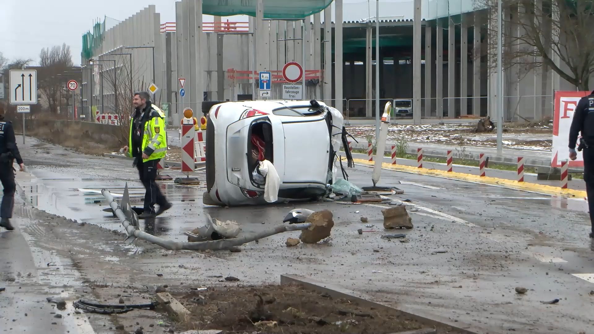 Schwerer Unfall auf der B38 bei Mannheim - Ford Fiesta kommt von Fahrbahn ab