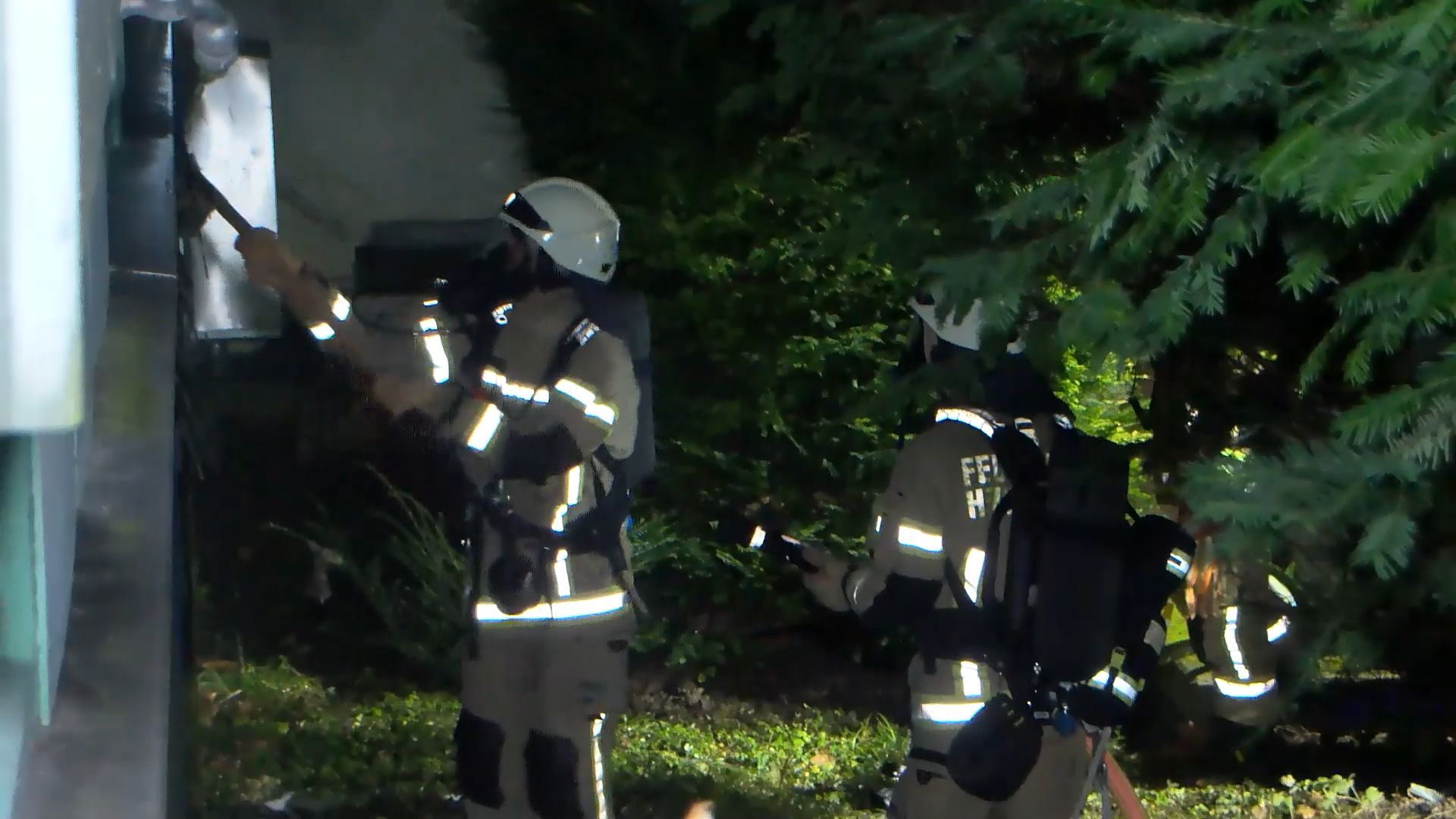 Brand in Hochhaus: Evakuierungen, Rauchgasverletzte und hoher Sachschaden