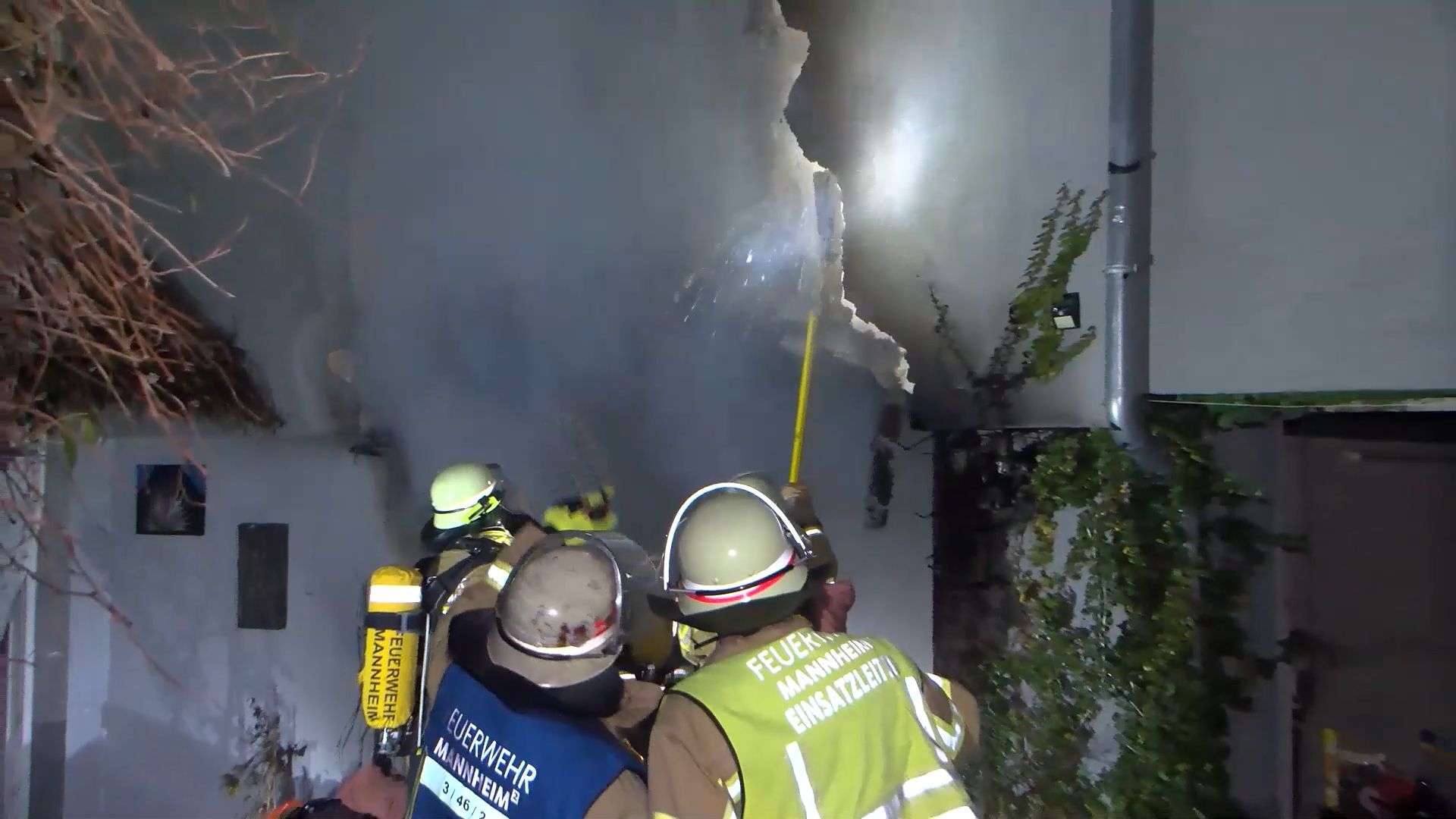 Nächtlicher Brand in Mehrfamilienhaus in Mannheim-Rheinau – Drei Verletzte