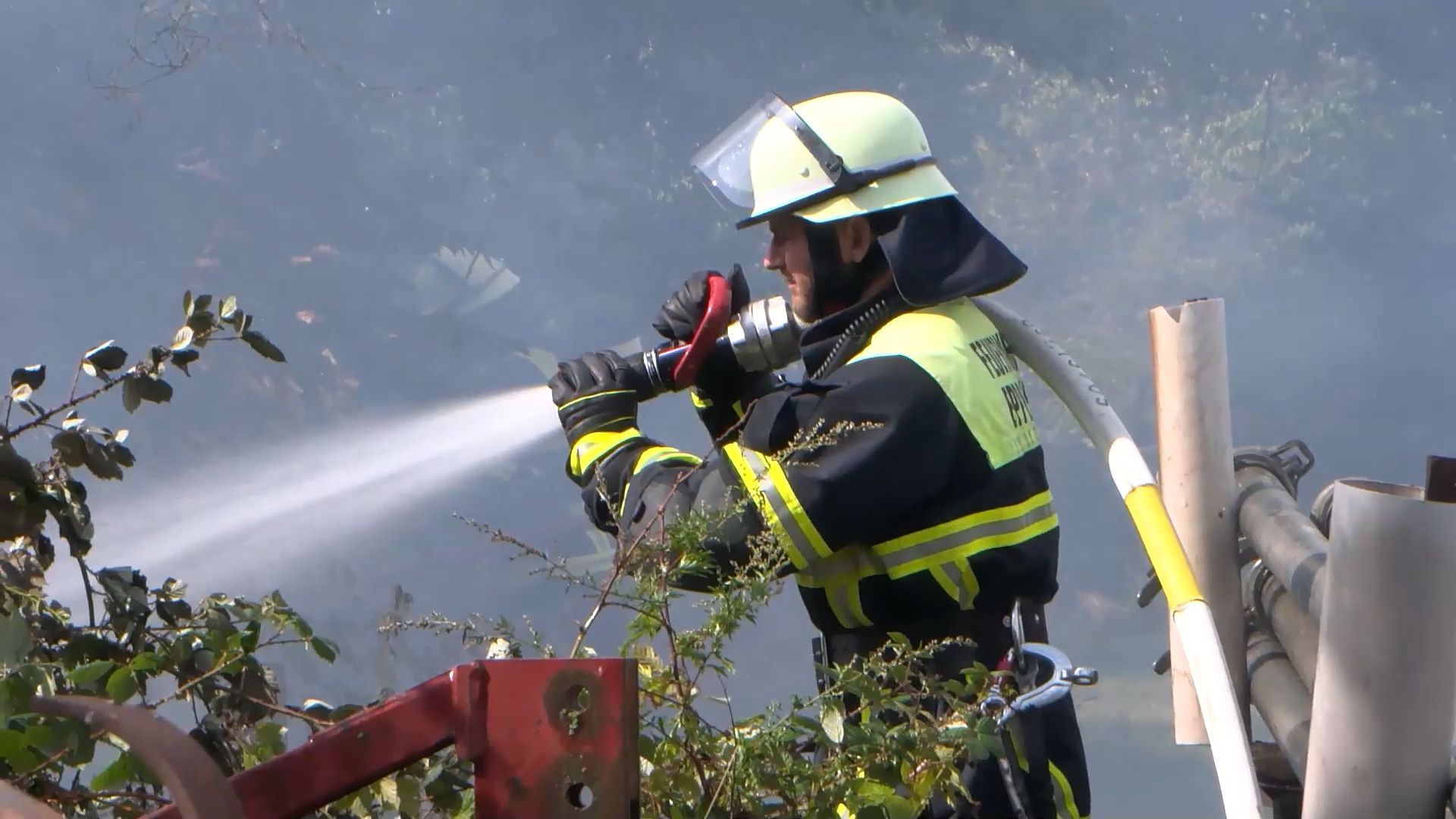 Video: Vegetationsbrand in Eppelheim: Feuerwehr verhindert Schlimmeres