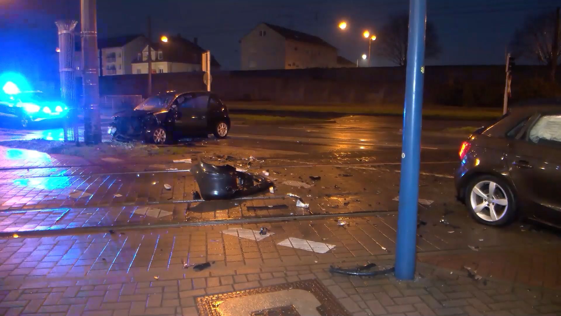 Video: Kollision in Mannheim: Zwei Personen verletzt, drei Fahrzeuge beschädigt