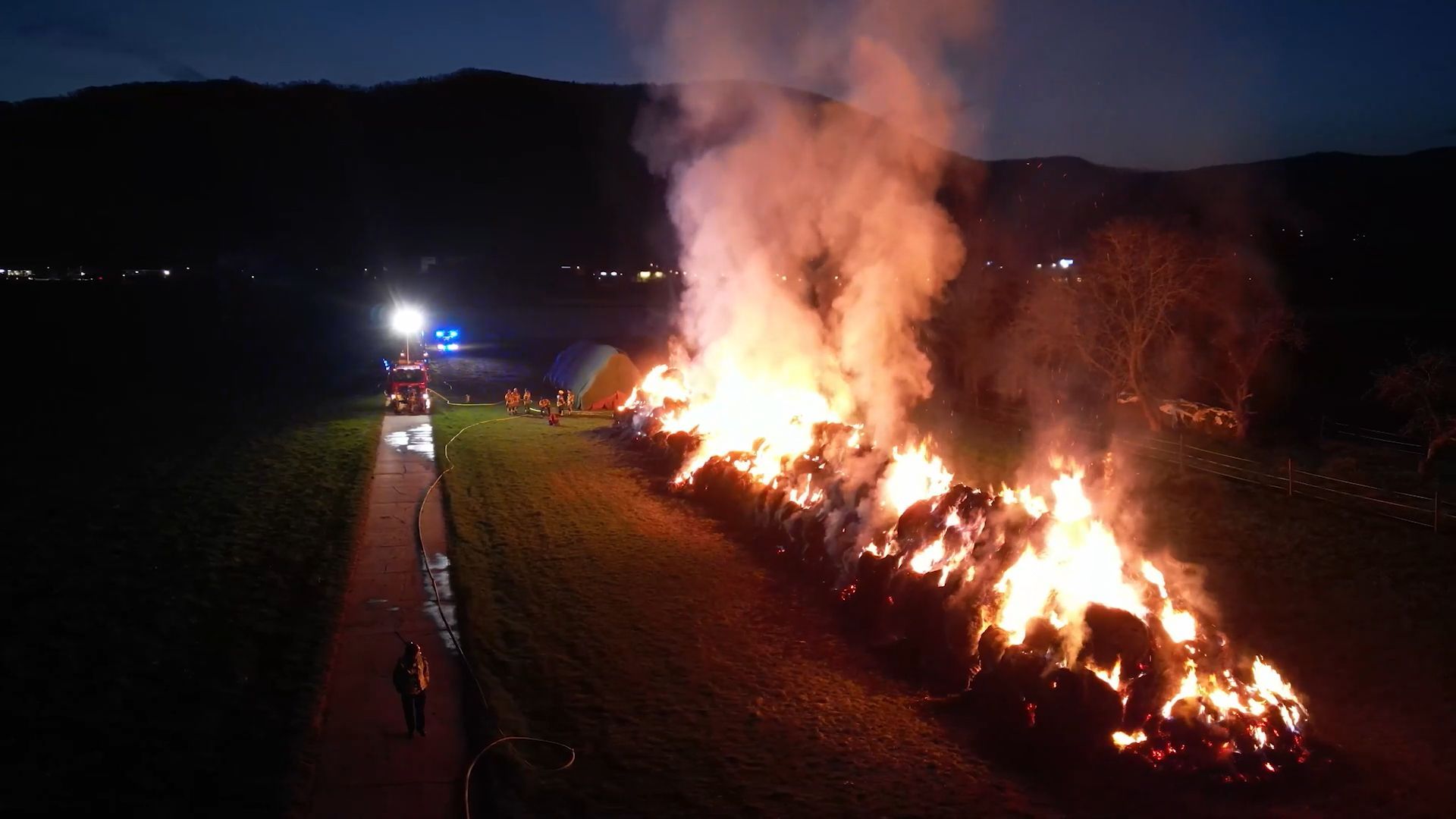 Video: 250 Strohballen bei Schriesheim in Flammen - Feuerwehr rechnet mit einem 12-stündigen Einsatz