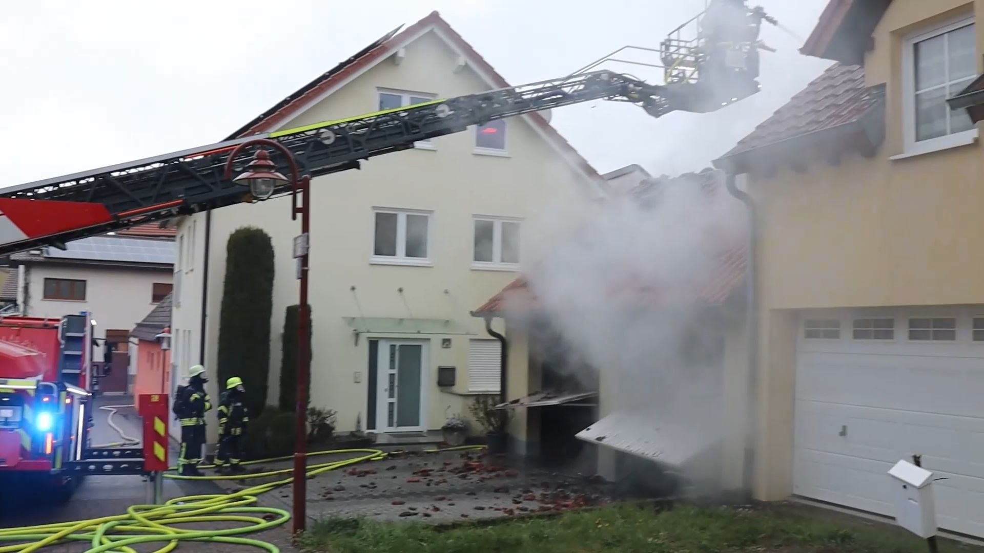 Video: Garage in Malsch in Vollbrand: Feuerwehr verhindert Ausbreitung