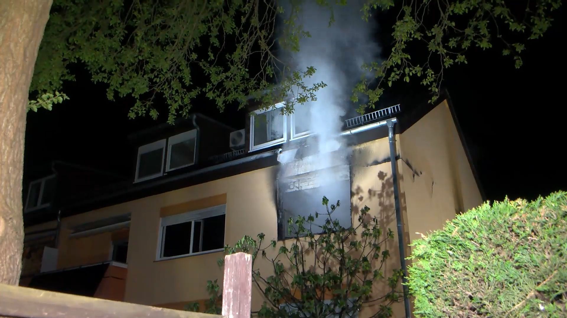 Video: Brand in Mehrfamilienhaus in Mannheim-Waldhof
