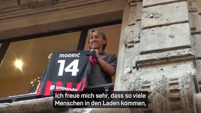 Modric wird von Milan-Fans umjubelt