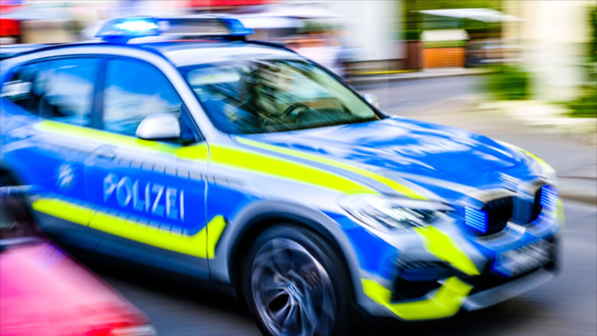 Erding bei München: Mann attackiert drei Männer mit Messer
