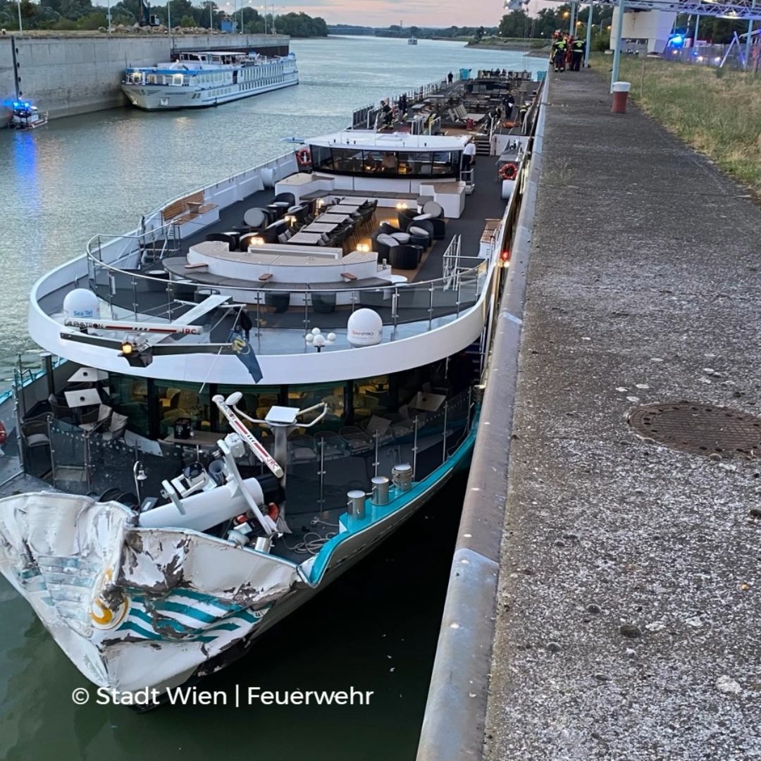 Video: Flusskreuzfahrtschiff kollidiert bei Schleuse Freudenau mit Kaimauer und Schleusentor