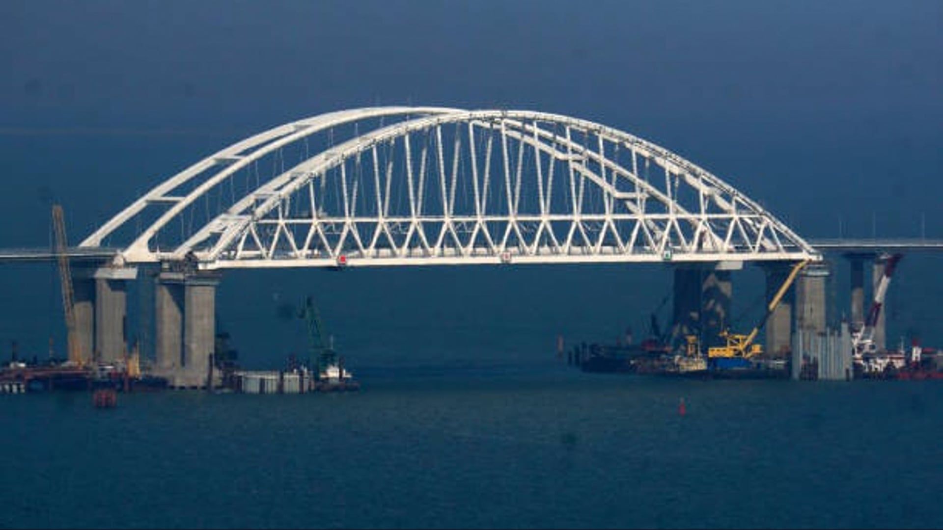Video: Ukraine trifft Krim-Brücke mit Unterwasser-Sprengstoff