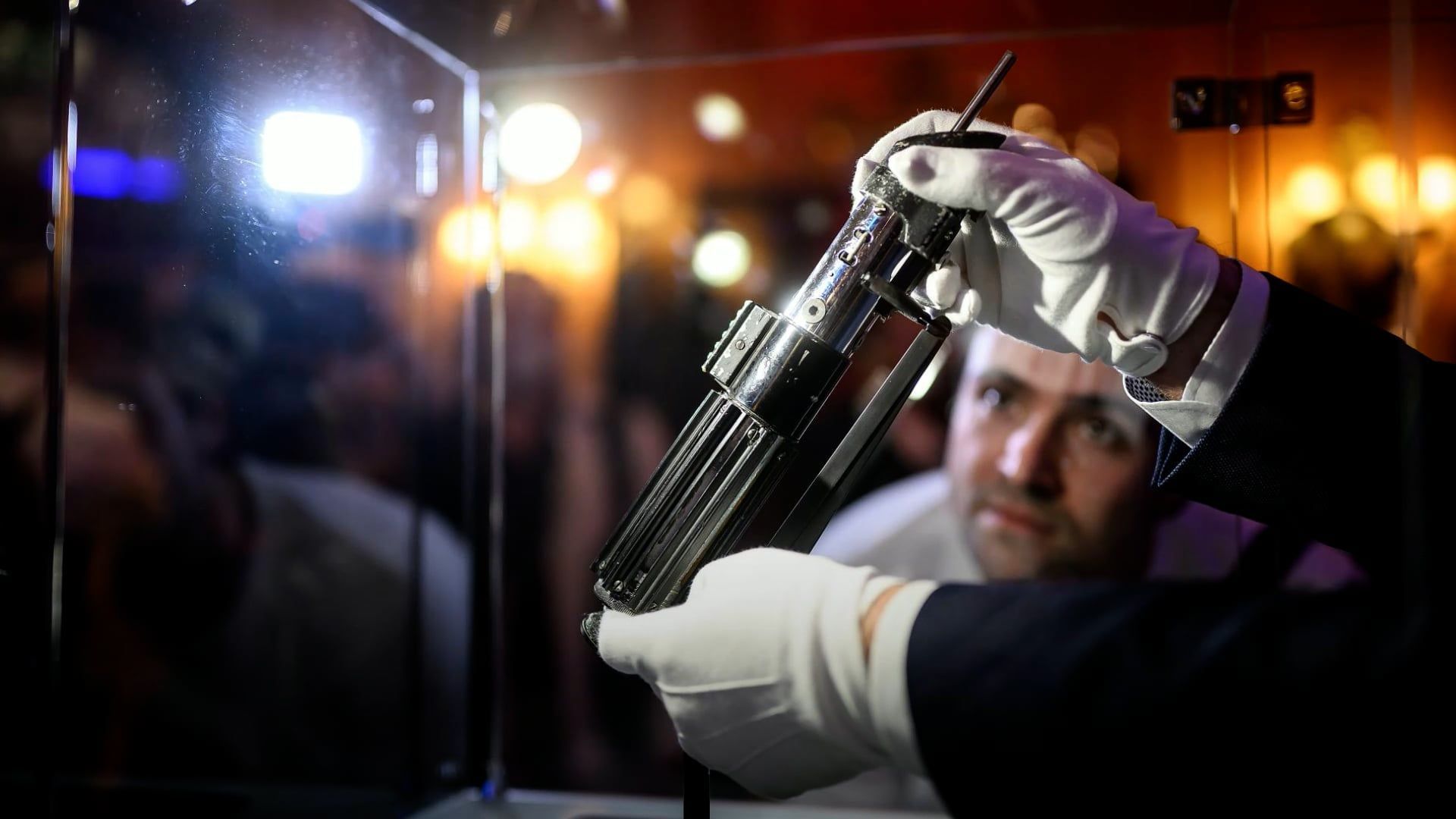 „Star Wars“-Lightsaber from Darth Vader achieves record price of $3.65 million