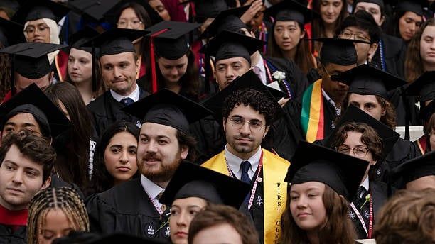 Video: Hochschulabsolventen machen in den USA inzwischen rekordverdächtige 25 % der Arbeitslosen aus