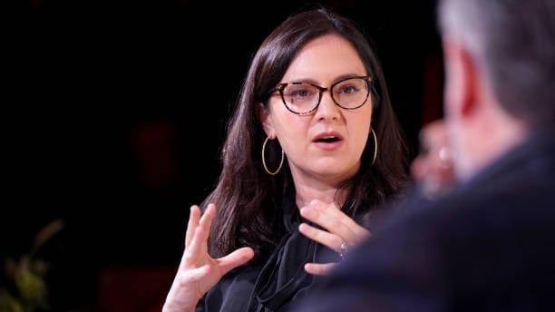 Video: CBS-Chefredakteurin zieht „60 Minutes“-Beitrag über das CECOT-Gefängnis in El Salvador zurück…