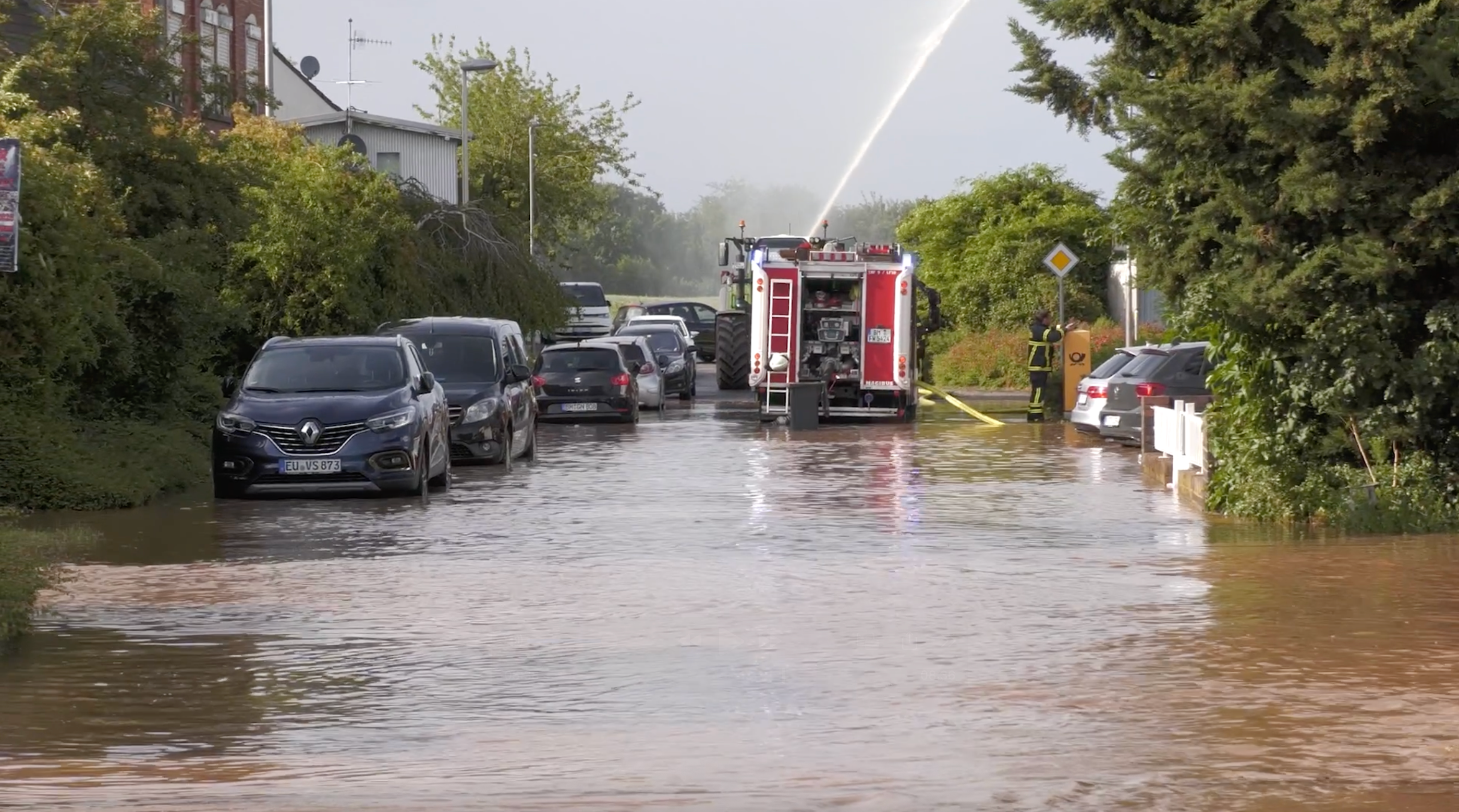 Video: Schwere Überschwemmungen – Wasser schießt durch Herrig