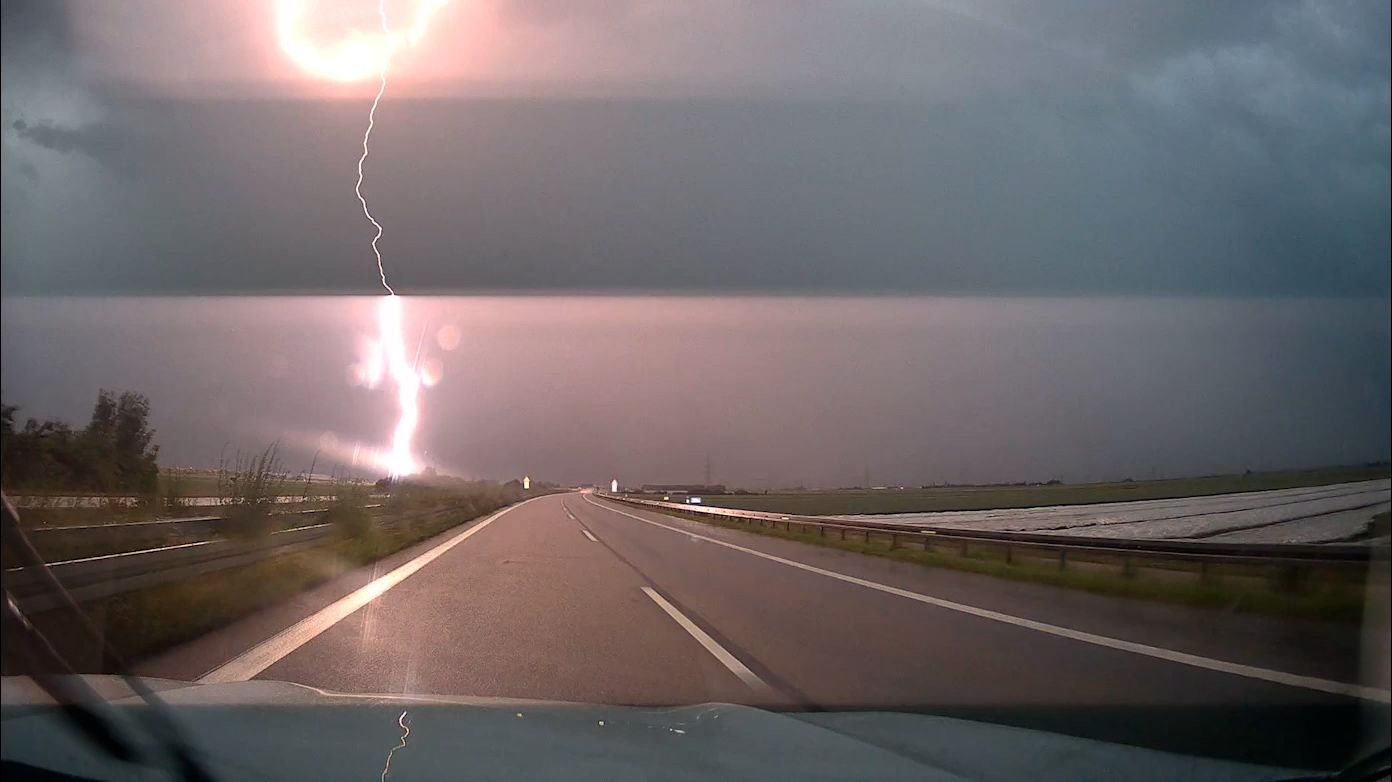 Video: Superzelle fegt durch Bayern: Hagelschlag und Blitze im Sekundentakt