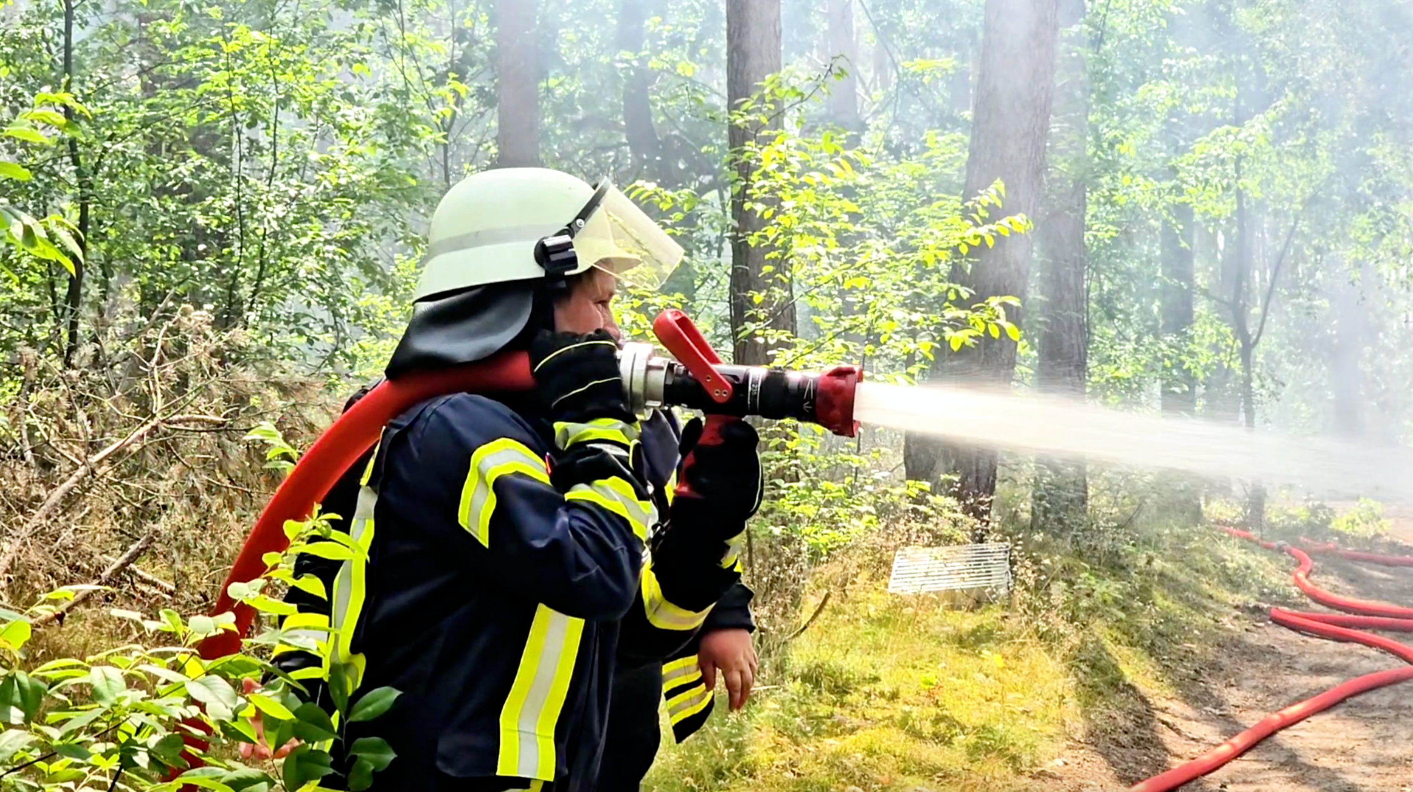 Video: Ostdeutschland glüht: Erste Waldbrände bei Extremhitze 10.000 qm Wald in Flammen