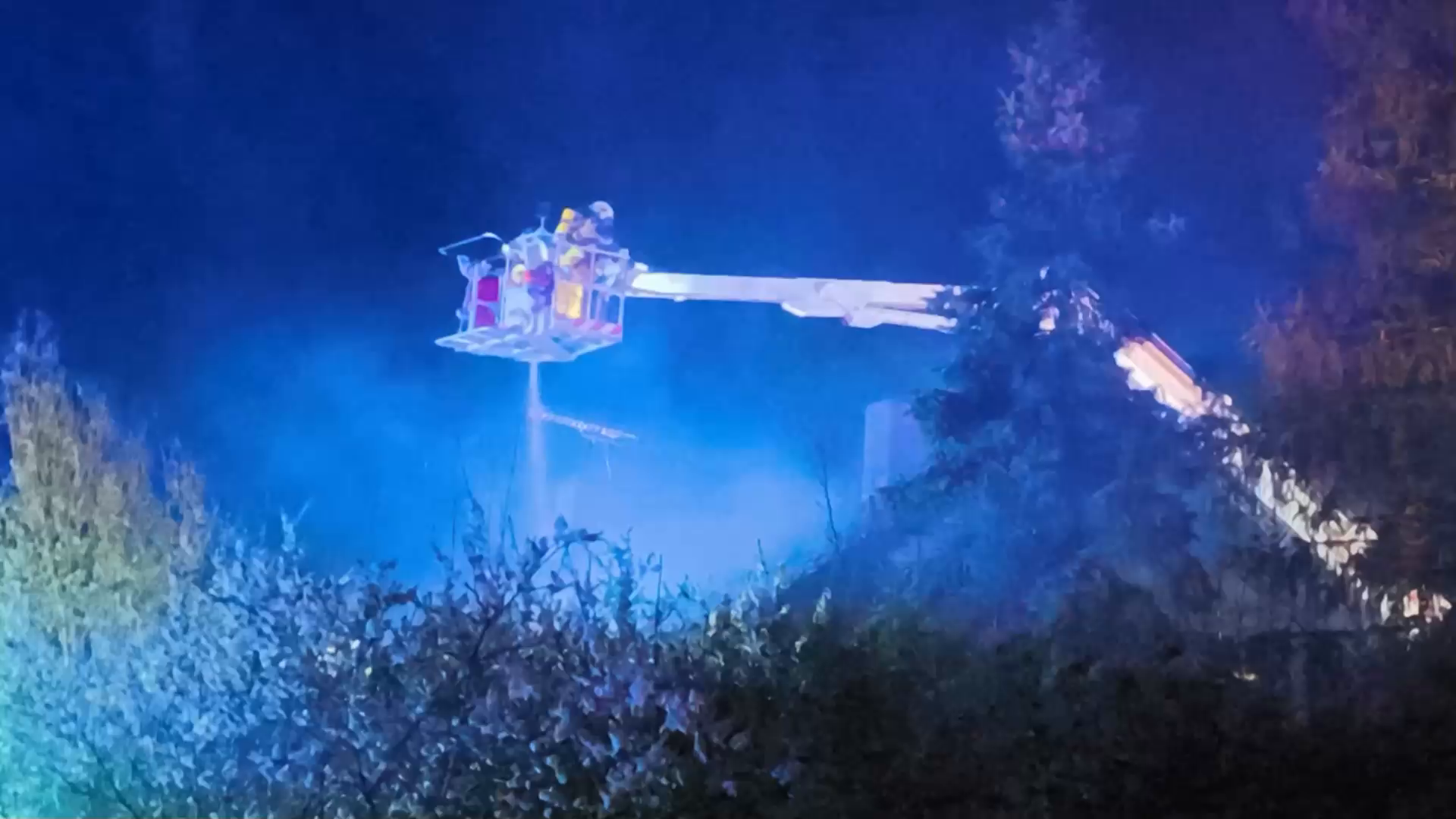 Video: Brandenburg: Feuerwehr rettet Bewohner aus brennendem Haus – Warn-App wegen Rauchgase ausgelöst